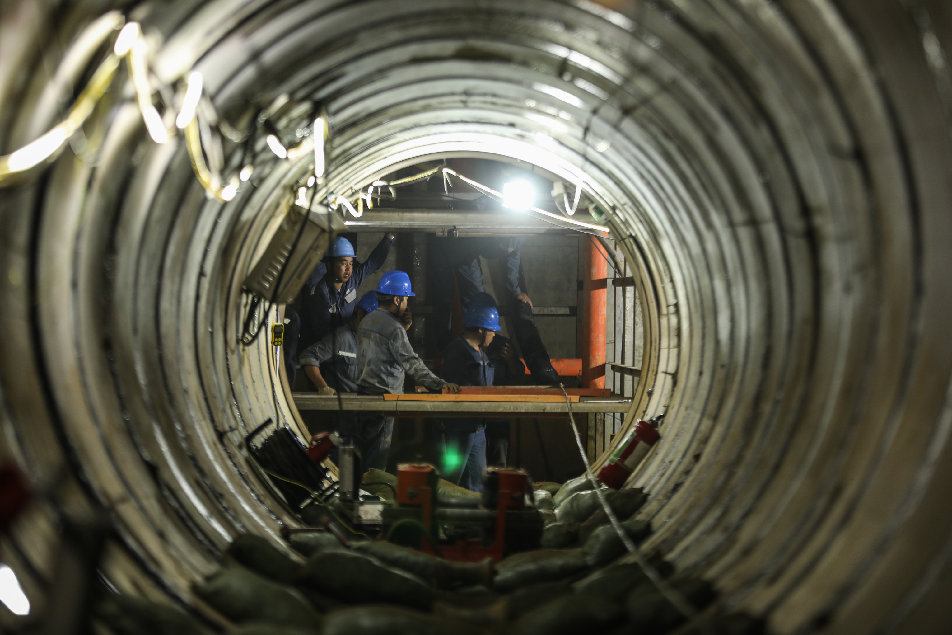 南方電網公司項目人員在粵澳聯網220千伏第三通道電纜管廊內進行施工作業。(楊惠平 攝)_副本.jpg 南方電網公司項目人員在粵澳聯網220千伏第三通道電纜管廊內進行施工作業。(楊惠平 攝)_副本.jpg