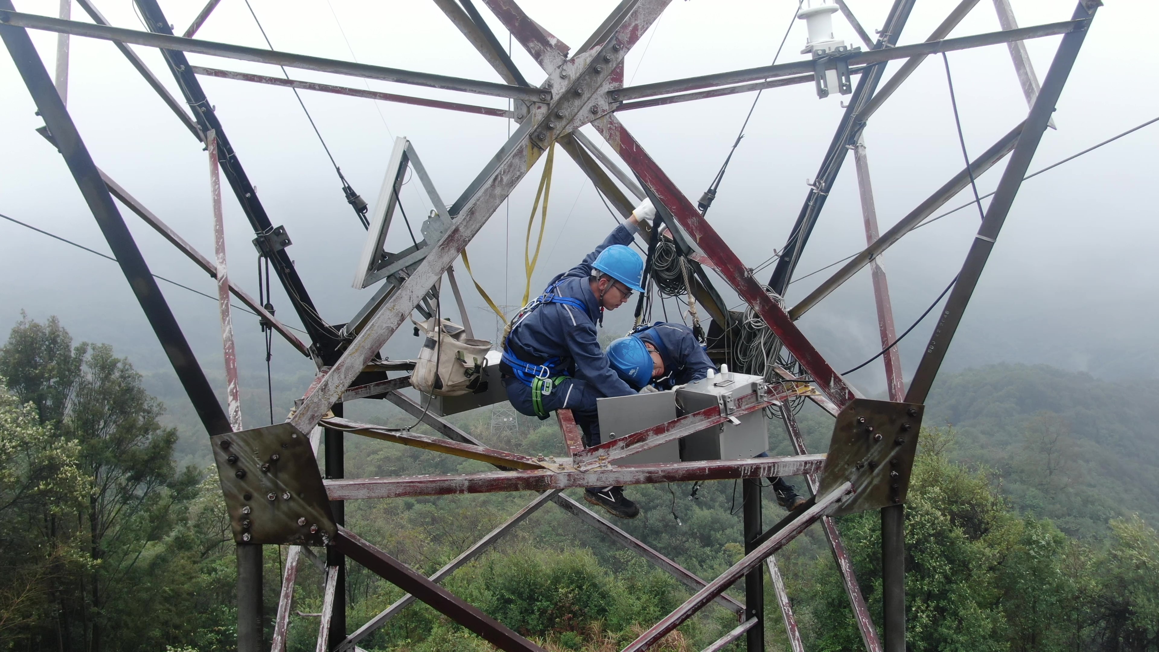 11月29日,南方電網廣西桂林供電局輸電管理所人員,對位于永福縣境內的220千伏如沙線116號塔進行覆冰預警裝置維護工作。(謝喬養攝).jpg 11月29日,南方電網廣西桂林供電局輸電管理所人員,對位于永福縣境內的220千伏如沙線116號塔進行覆冰預警裝置維護工作。(謝喬養攝).jpg
