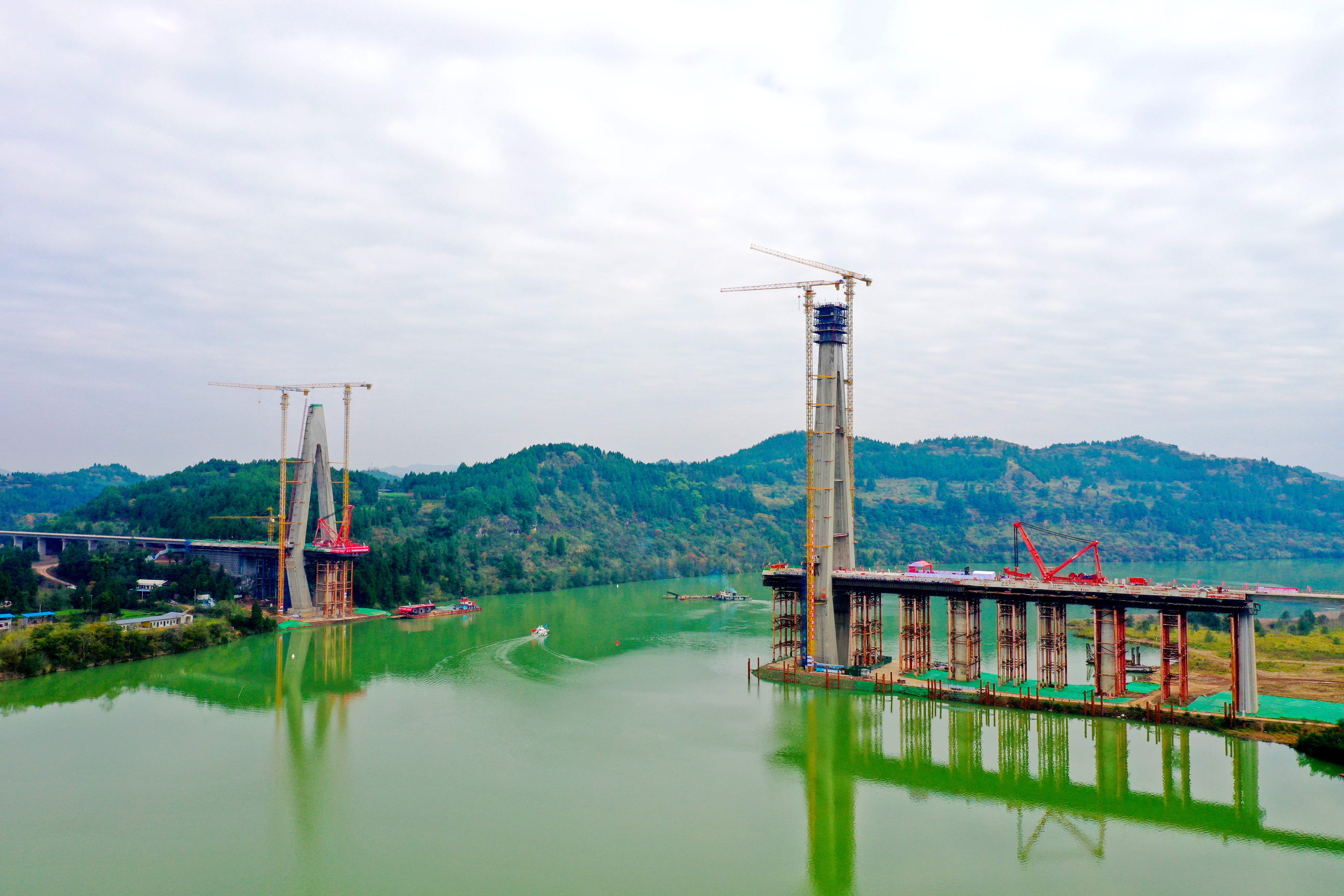 嘉陵江特大橋獨特的高低塔結(jié)構(gòu).jpg 嘉陵江特大橋獨特的高低塔結(jié)構(gòu).jpg