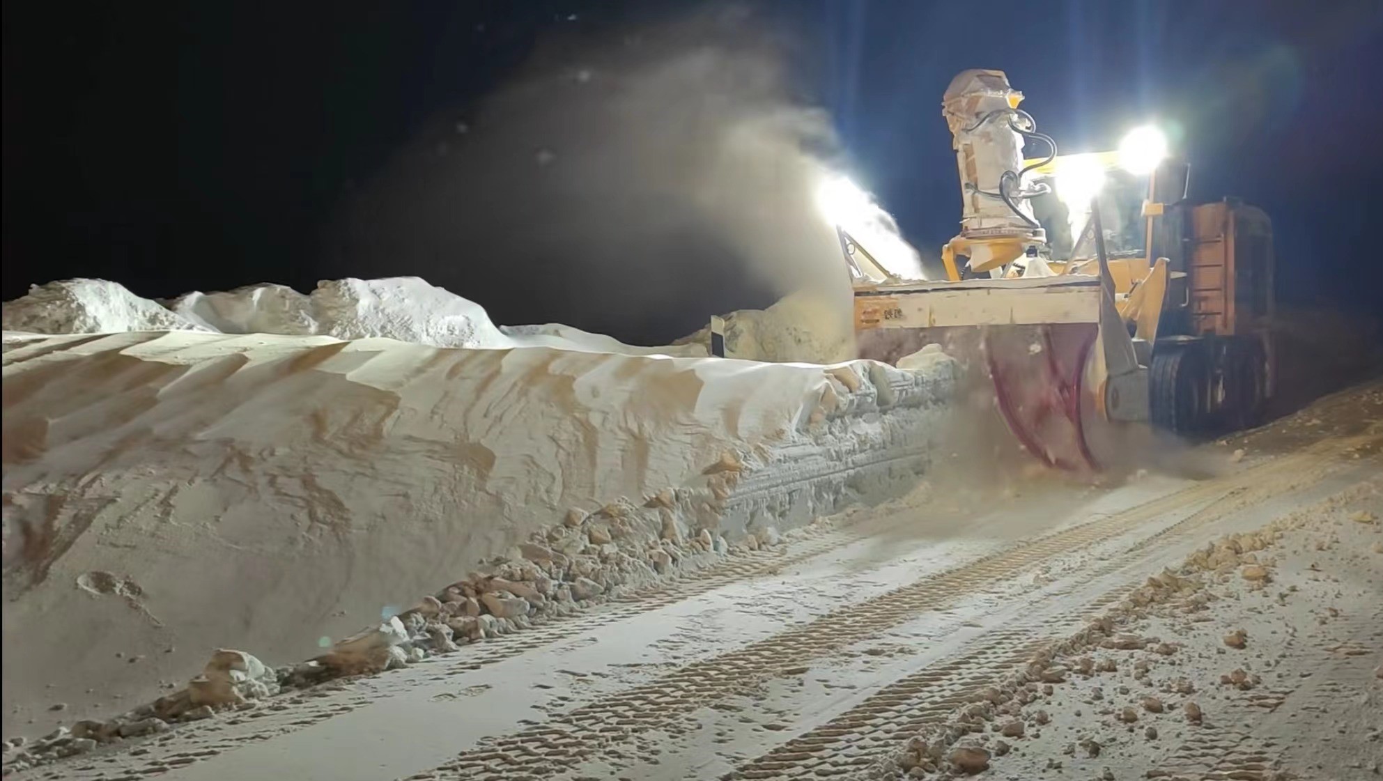 拋雪機夜間作業(yè)現(xiàn)場.jpg 拋雪機夜間作業(yè)現(xiàn)場.jpg