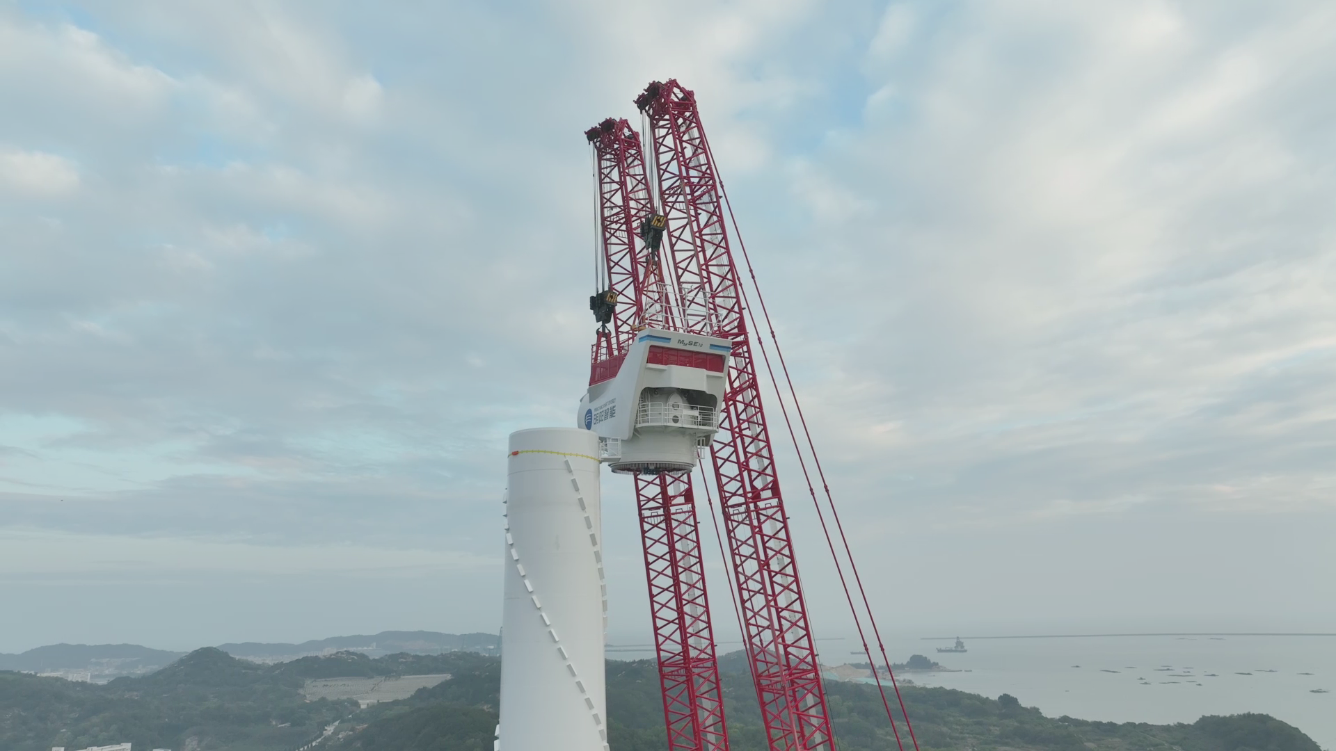 廣東首個風電臨海試驗基地試驗風機吊裝。潘軍 許鴻斌 攝.png