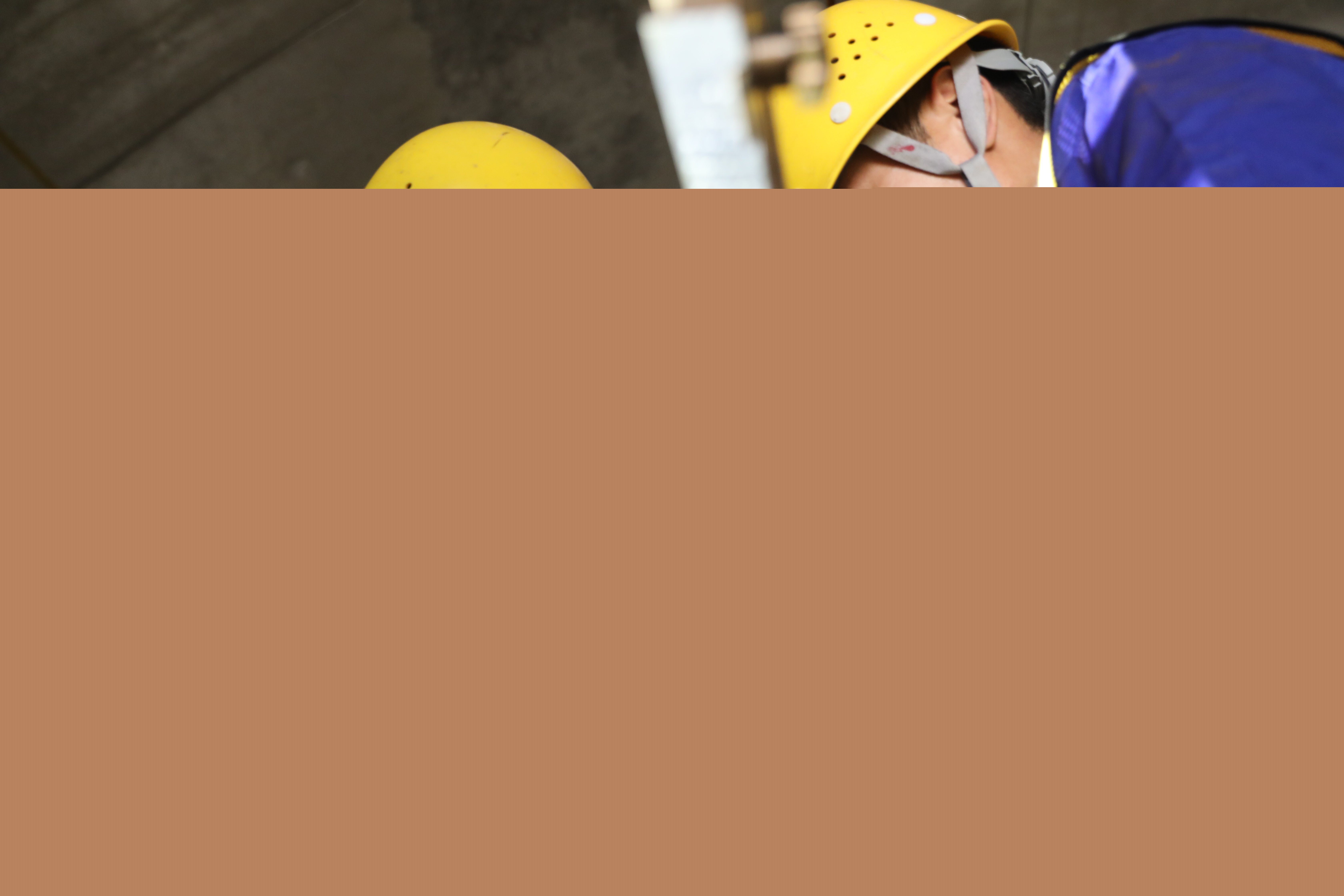 技術人員檢測接觸網導線平直度.jpg 技術人員檢測接觸網導線平直度.jpg