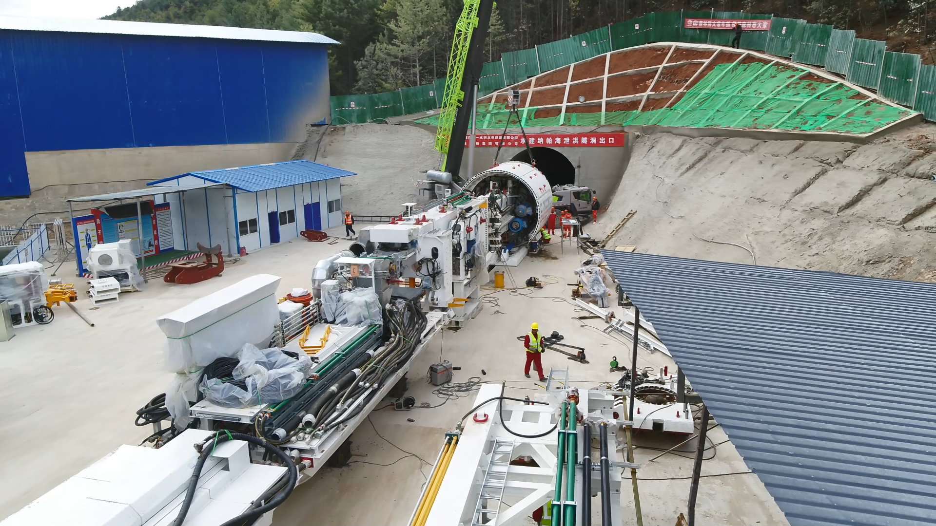 1.TBM設備洞外組裝.png 1.TBM設備洞外組裝.png