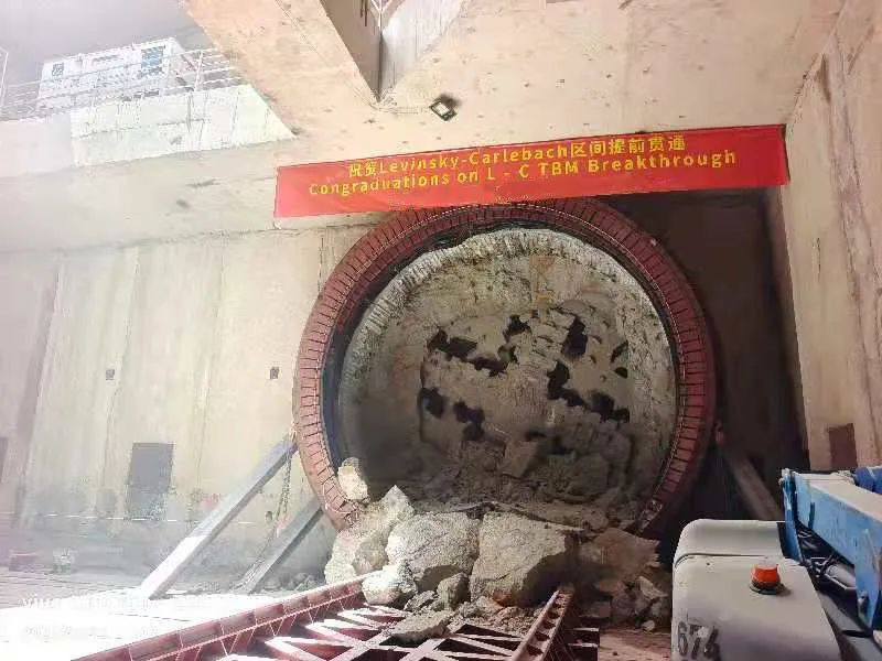 首個(gè)盾構(gòu)隧道提前貫通.png 首個(gè)盾構(gòu)隧道提前貫通.png