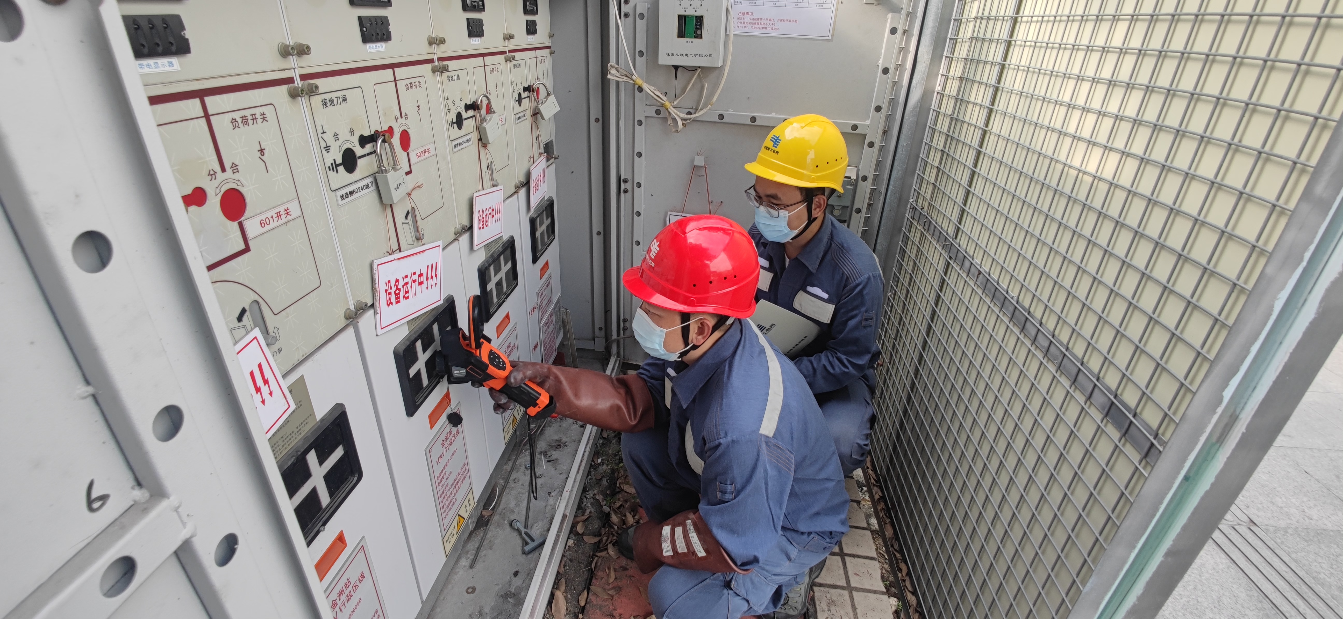 南方電網廣東東莞虎門供電局在“龍舟水”來臨前夕安排工作人員重新排查配電設備，重點對往年“內澇重災區”、地下電房進行隱患排查。（王樂 攝） (2).jpg