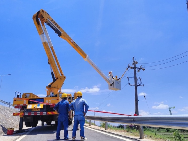 國網江西鷹潭市余江區供電公司員工在10千伏鴨塘線開展帶電作業。.jpg 國網江西鷹潭市余江區供電公司員工在10千伏鴨塘線開展帶電作業。.jpg