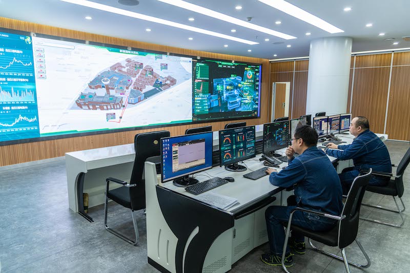 國網新疆烏魯木齊供電公司員工在“全業務數字化管控中心”遠程監測電網運行情況。.jpg 國網新疆烏魯木齊供電公司員工在“全業務數字化管控中心”遠程監測電網運行情況。.jpg