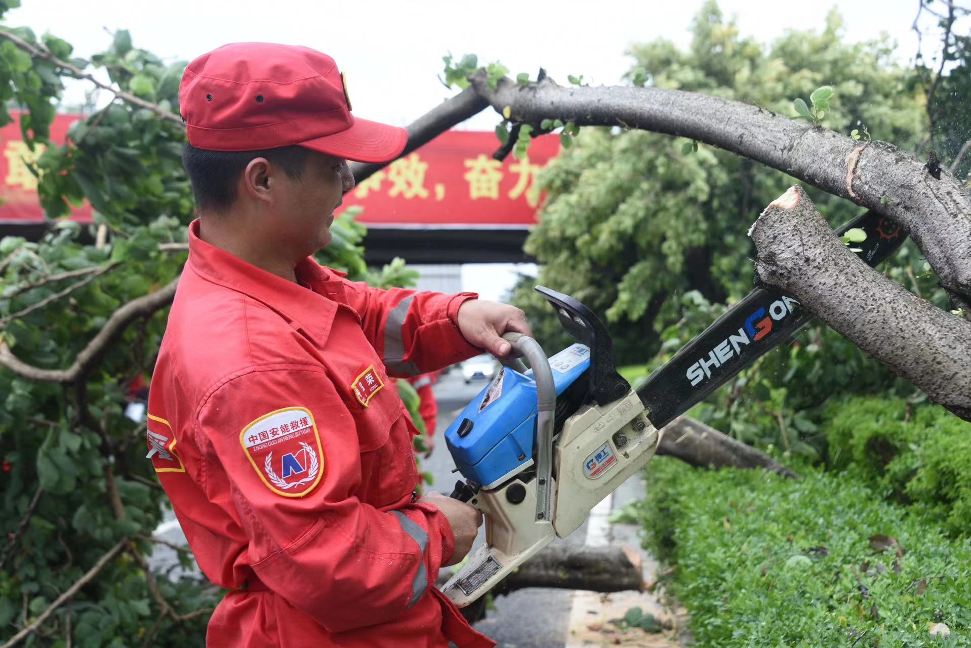 切割作業.jpg 切割作業.jpg