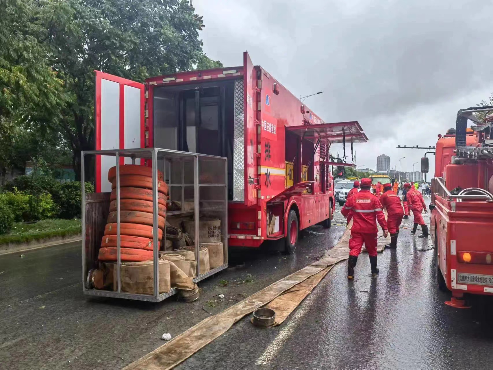 進行抽排水作業.jpg 進行抽排水作業.jpg