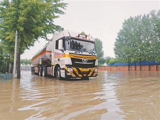 圖為車輛執行油品配送任務。黃璽 攝.jpg