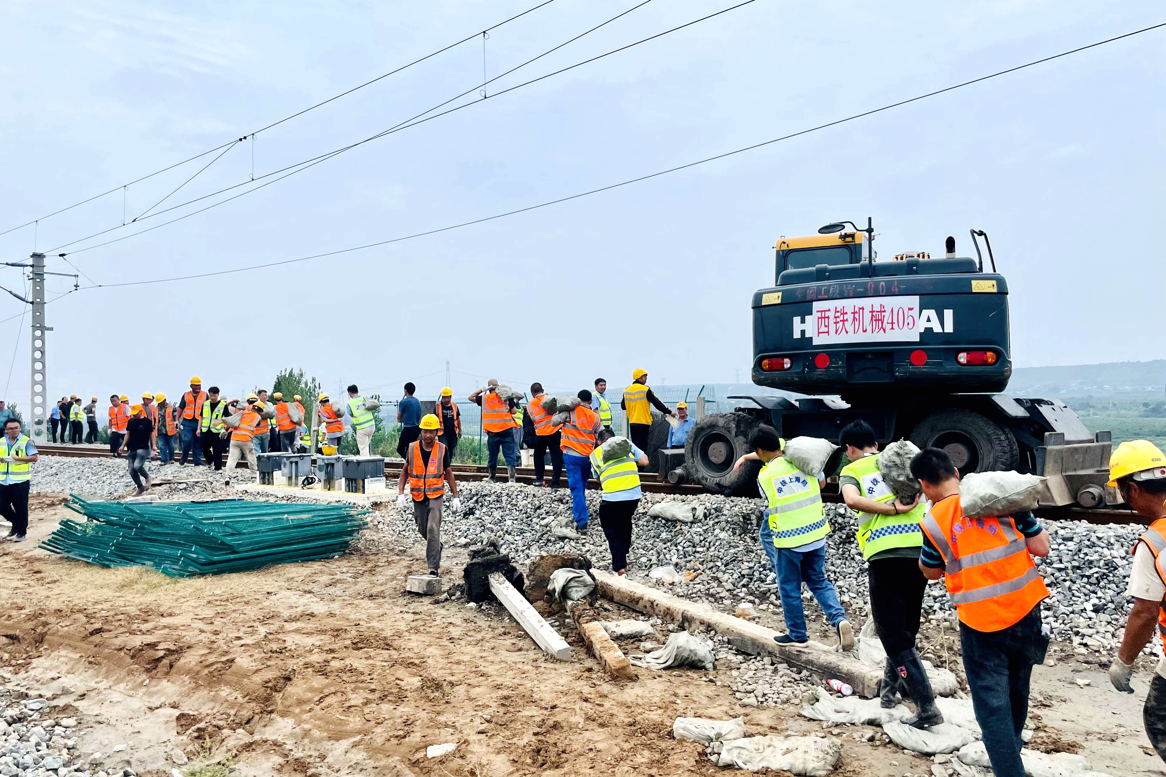 12.中鐵上海局七公司西延鐵路項目搶修咸銅鐵路.jpg 12.中鐵上海局七公司西延鐵路項目搶修咸銅鐵路.jpg