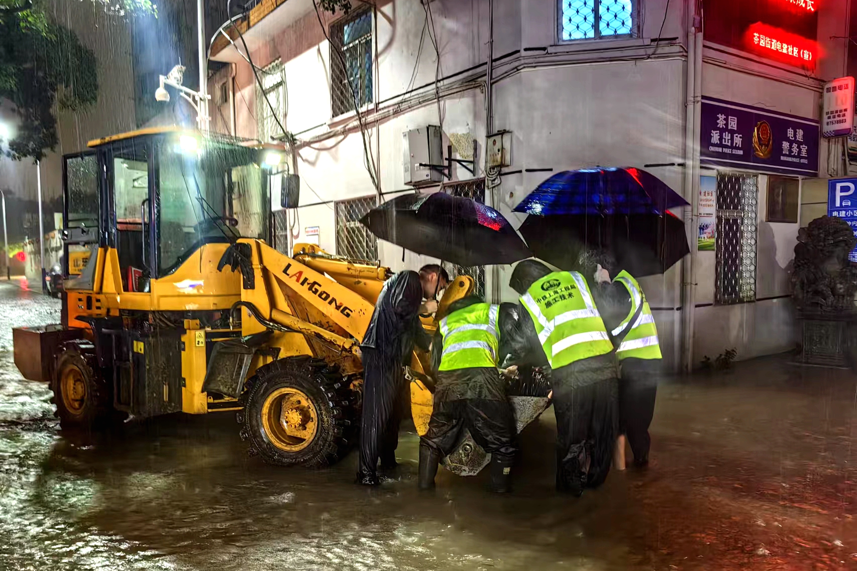 13.福州濱海快線1標項目排除積水.jpg 13.福州濱海快線1標項目排除積水.jpg