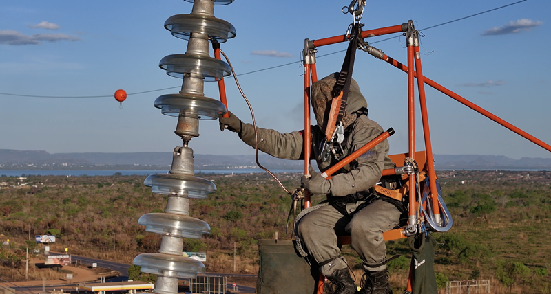 1(帶電作業實訓現場,作業人員在更換受損絕緣子。).png 1(帶電作業實訓現場,作業人員在更換受損絕緣子。).png