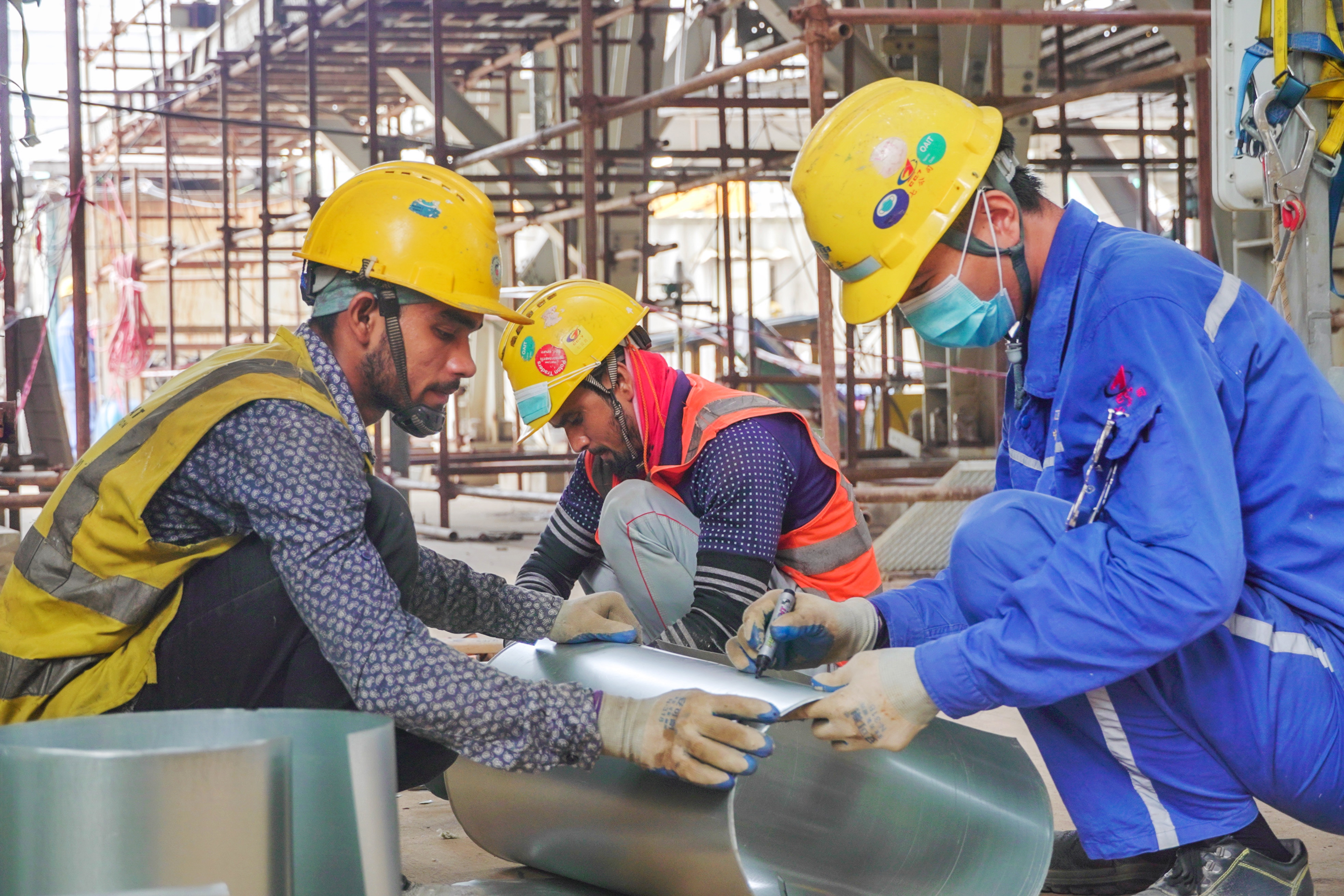 《授人以漁 共筑金色“孟”》圖片—— 工人在施工現(xiàn)場揮灑汗水.jpeg 《授人以漁 共筑金色“孟”》圖片—— 工人在施工現(xiàn)場揮灑汗水.jpeg