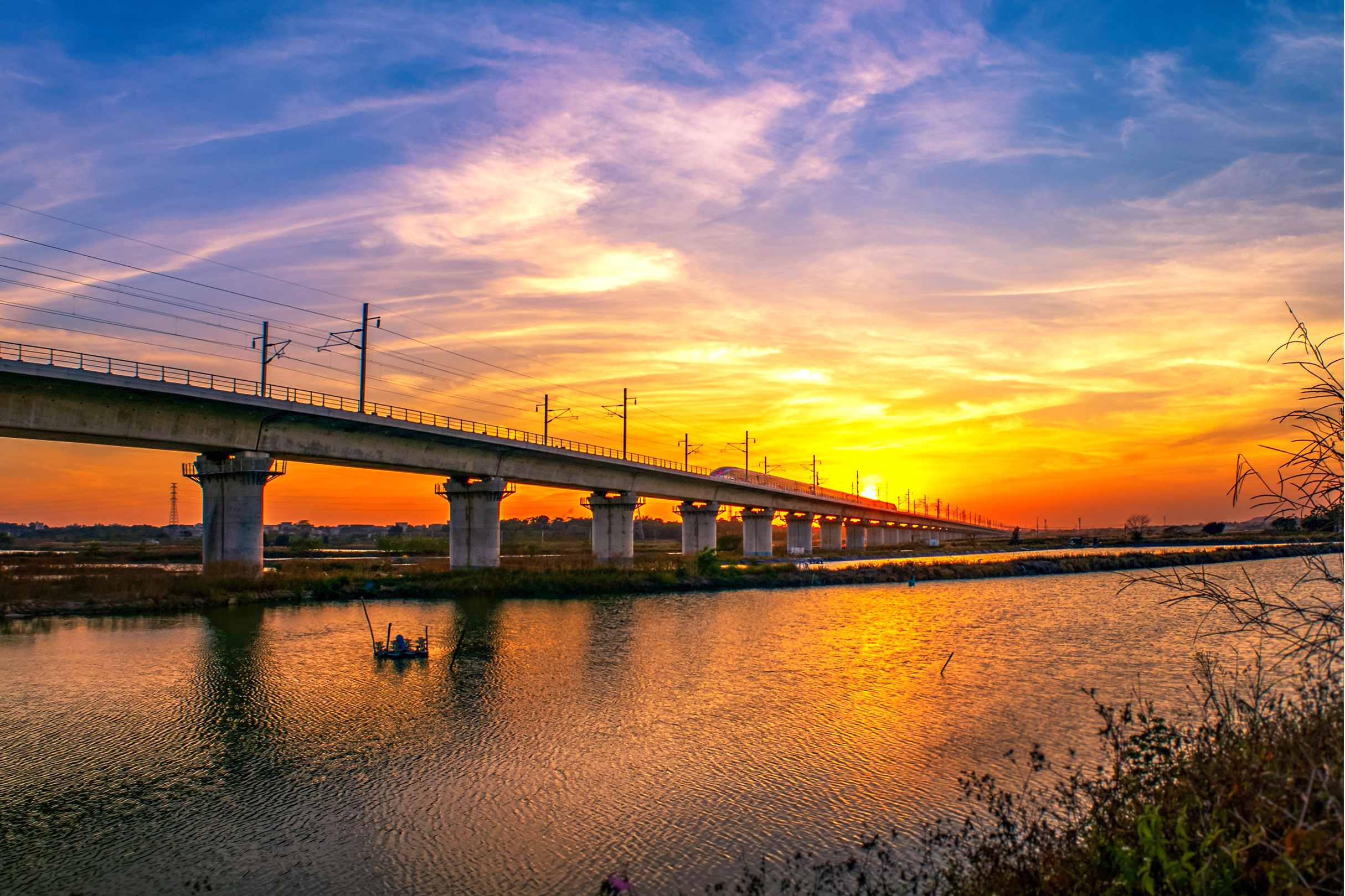 列車駛過(guò)汕汕高鐵鰲江特大橋1.jpg 列車駛過(guò)汕汕高鐵鰲江特大橋1.jpg