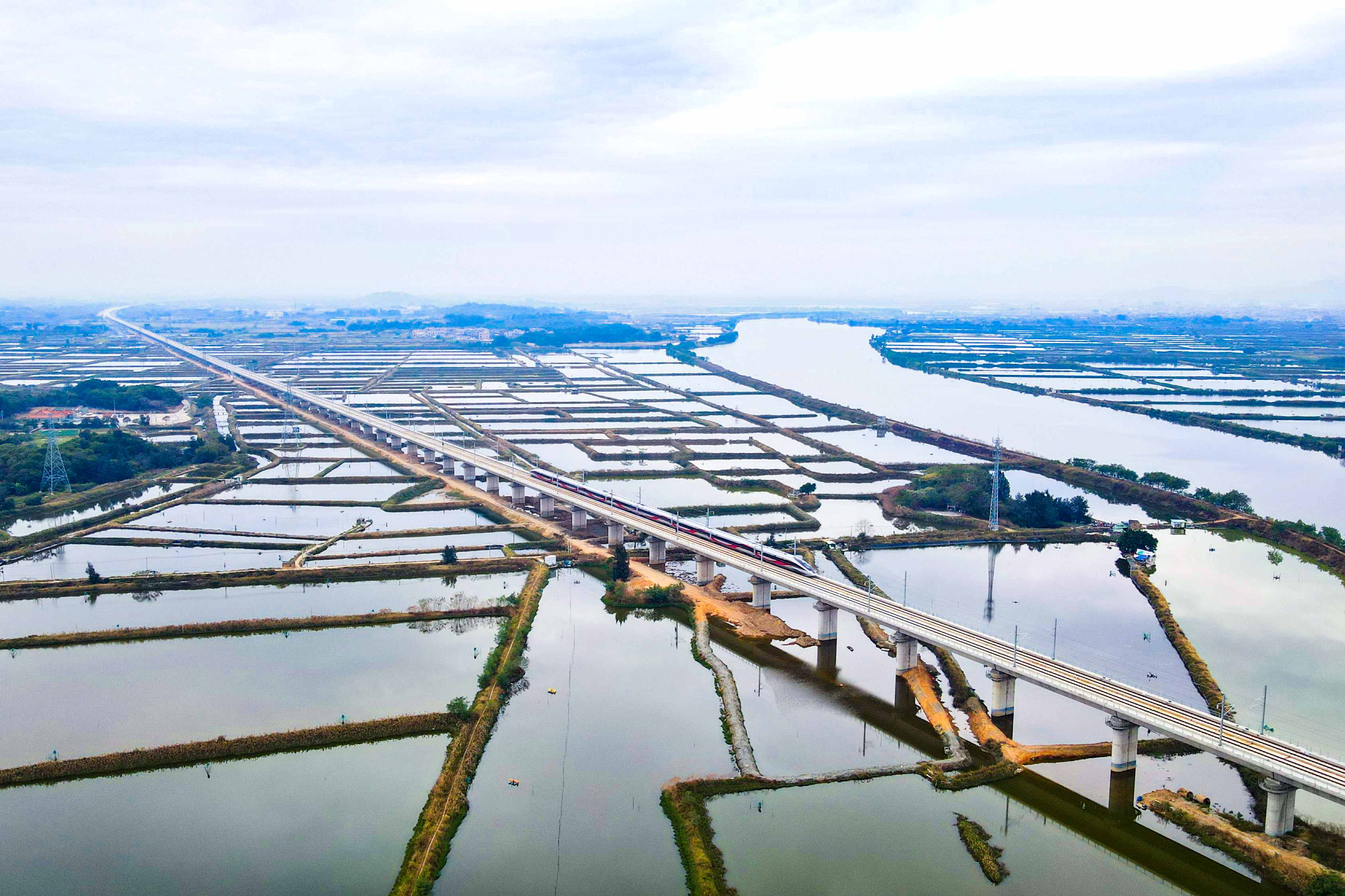 列車駛過(guò)汕汕高鐵鰲江特大橋3.jpg 列車駛過(guò)汕汕高鐵鰲江特大橋3.jpg