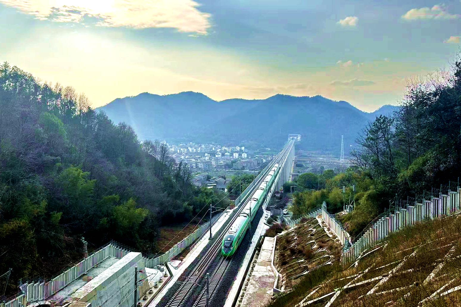 列車從蒼巖隧道駛出.jpg 列車從蒼巖隧道駛出.jpg