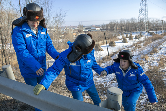 圖為員工翻越管道和橋梁交界處,檢查原油管道運行情況。王志強 攝.jpg 圖為員工翻越管道和橋梁交界處,檢查原油管道運行情況。王志強 攝.jpg