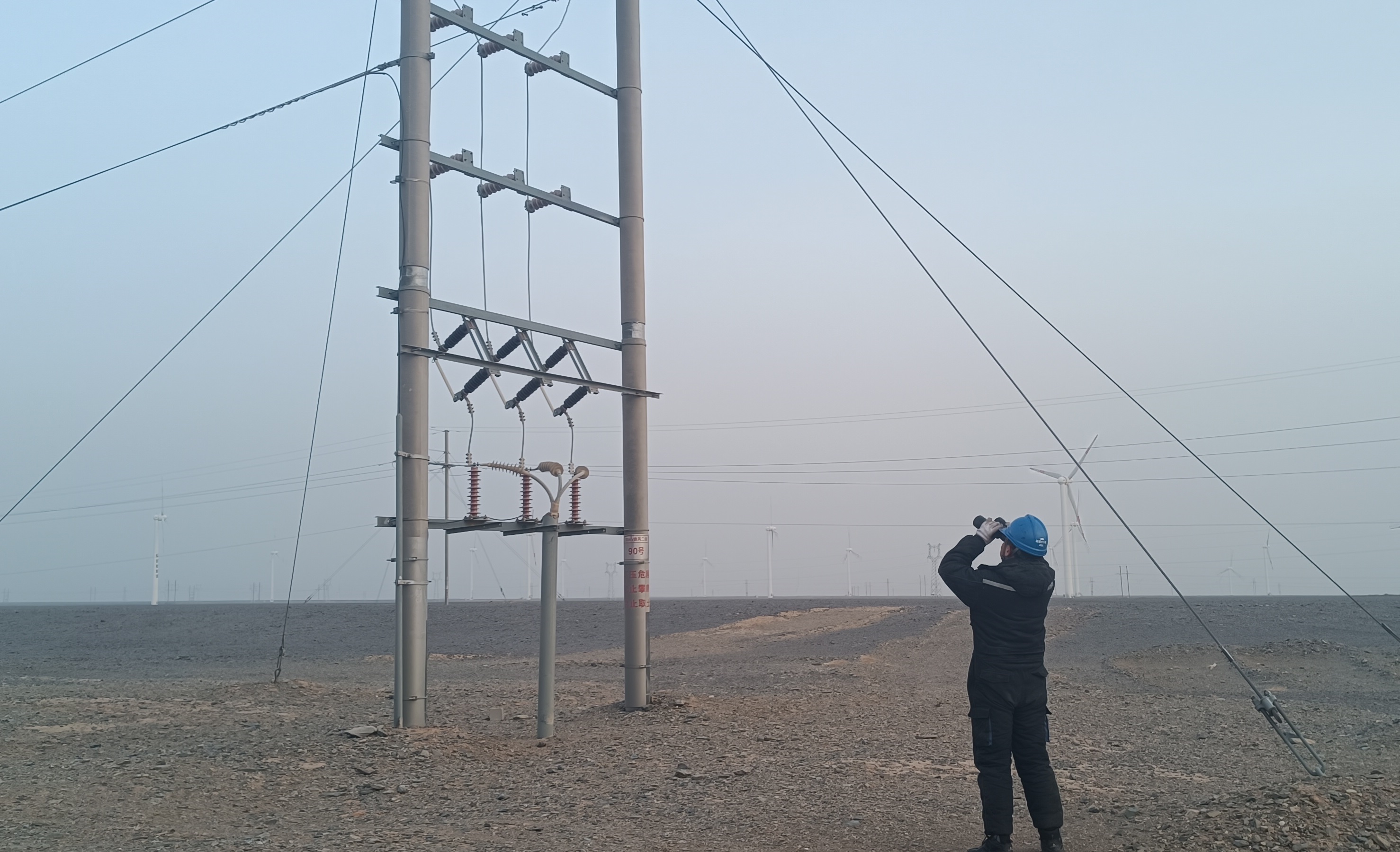 圖三：十三間房風(fēng)電場(chǎng)春節(jié)期間開(kāi)展巡檢工作.jpg