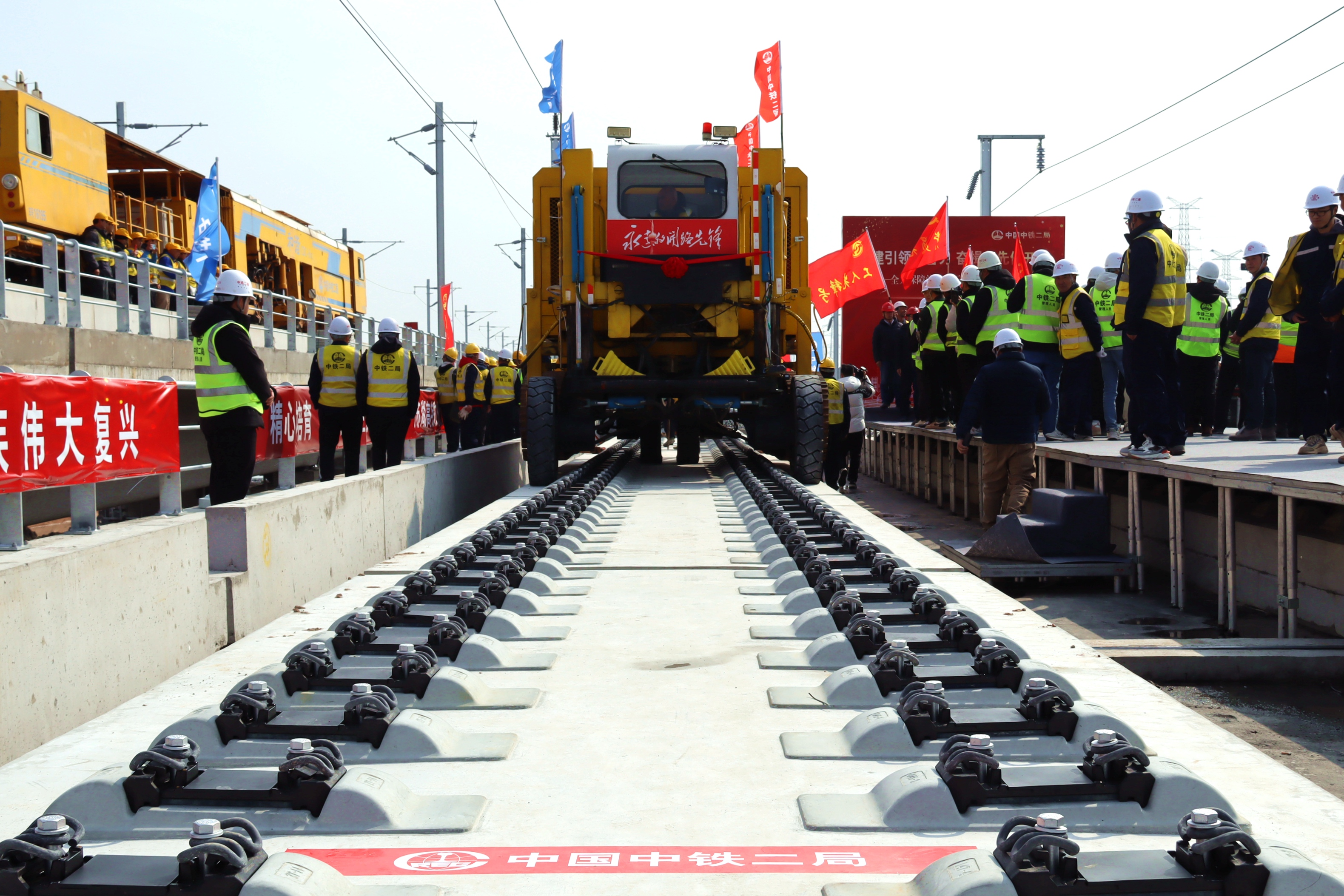 鋪軌現(xiàn)場.jpg