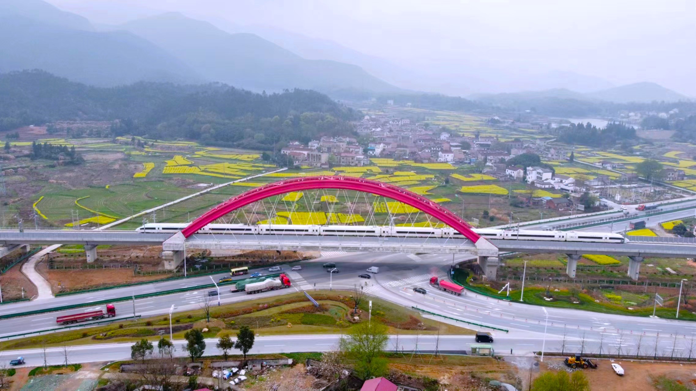 圖2.試運行列車駛過128米系桿拱橋.jpg 圖2.試運行列車駛過128米系桿拱橋.jpg