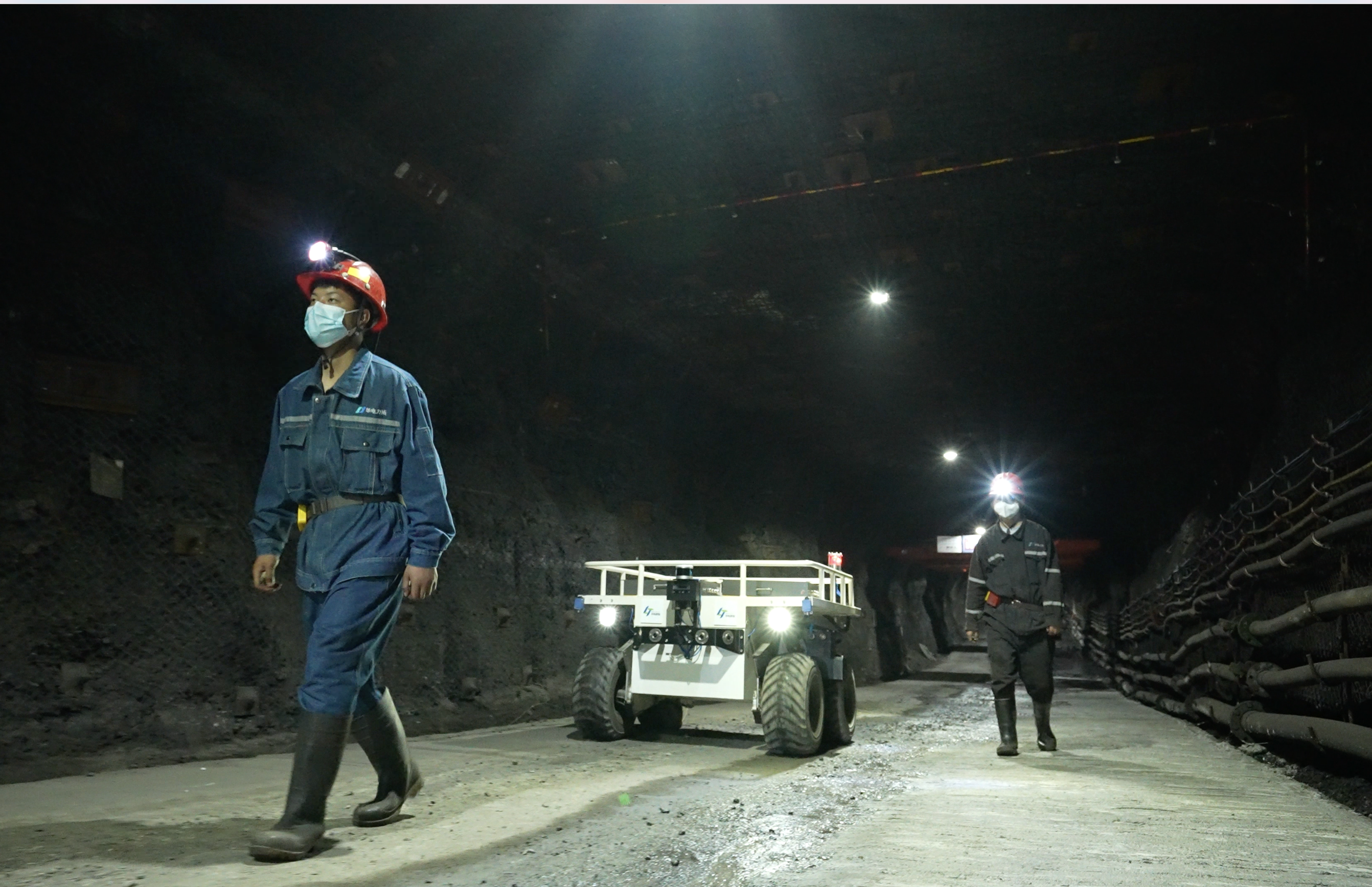 礦用智能無(wú)人駕駛機(jī)器人—井下跟隨人員行走.png 礦用智能無(wú)人駕駛機(jī)器人—井下跟隨人員行走.png