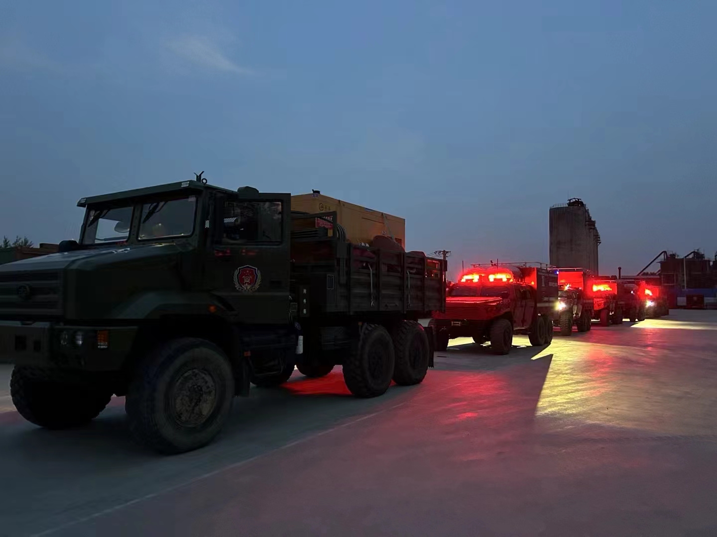 7月8日晚,新興際華隊車隊千里馳援排澇救災出征.jpg 7月8日晚,新興際華隊車隊千里馳援排澇救災出征.jpg