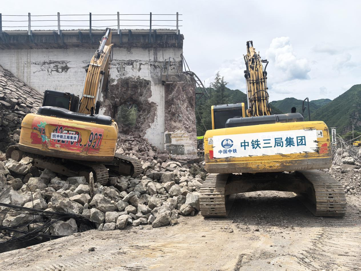 中鐵三局西安東站項目馳援寶成線搶險(3).png 中鐵三局西安東站項目馳援寶成線搶險(3).png