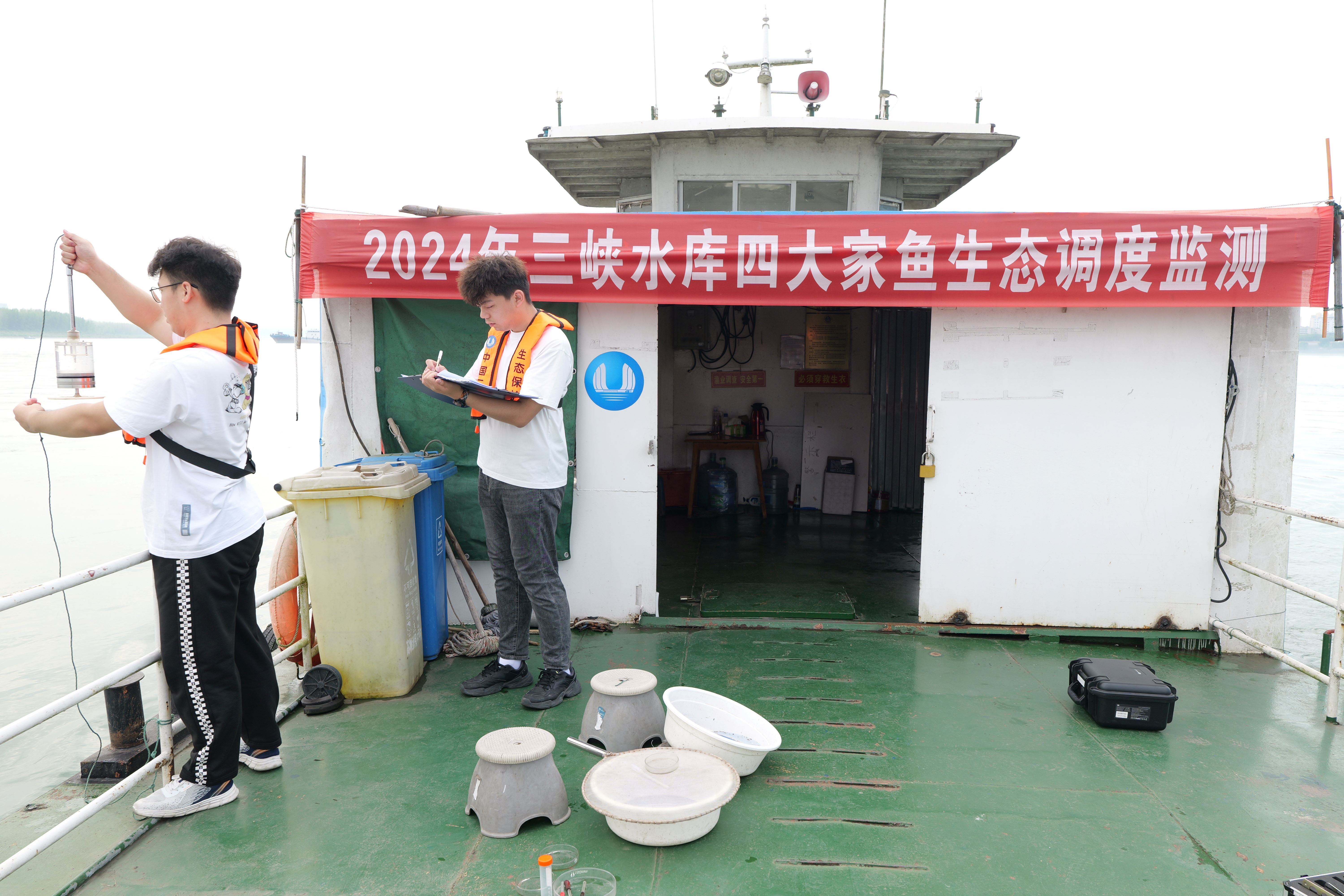 工作人員測量流速與水位 (2)(攝影:湯永浩).JPG 工作人員測量流速與水位 (2)(攝影:湯永浩).JPG