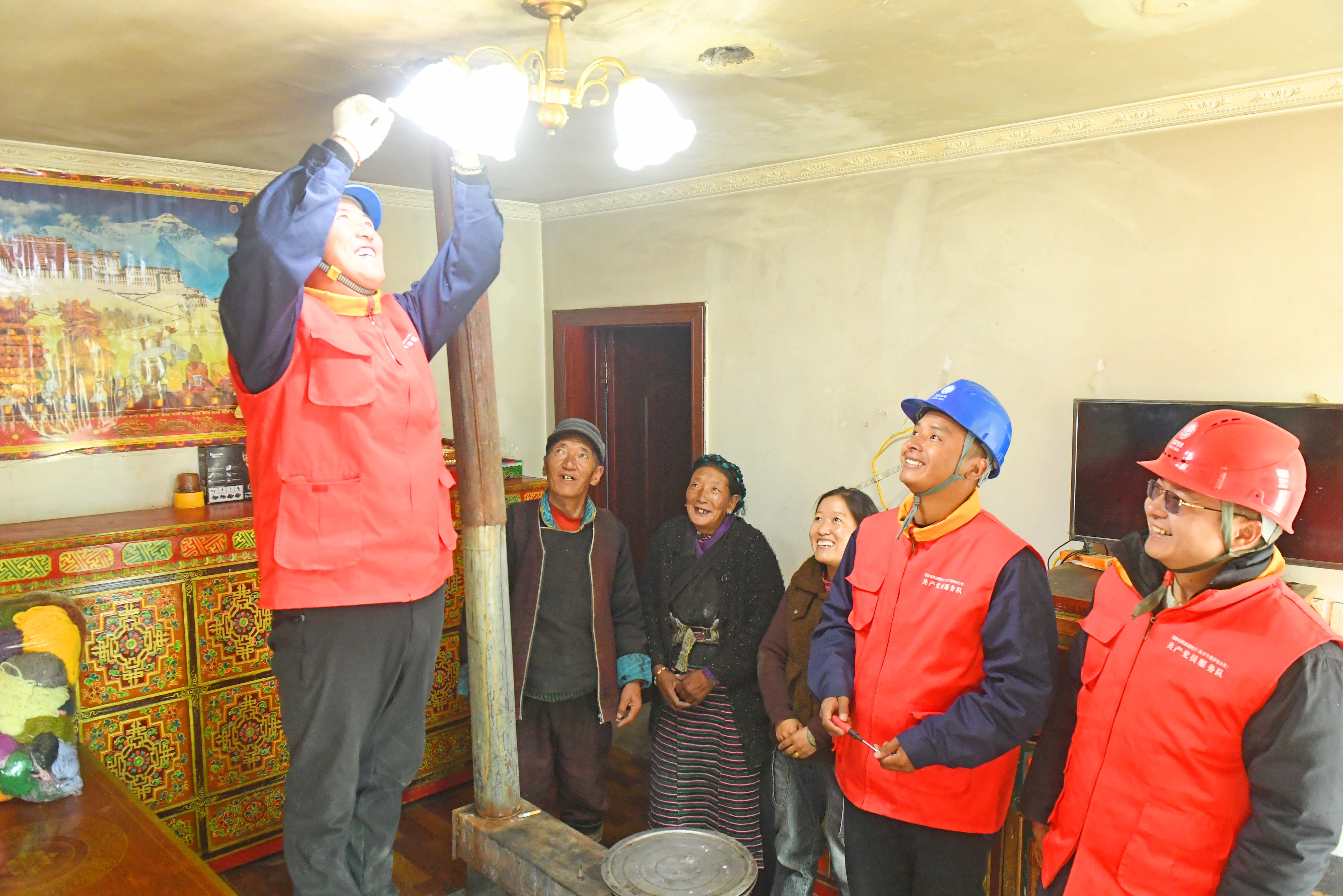 國網(wǎng)西藏山南供電公司員工和援藏幫扶人員在浪卡子縣為農(nóng)牧民檢查用電線路。.jpg 國網(wǎng)西藏山南供電公司員工和援藏幫扶人員在浪卡子縣為農(nóng)牧民檢查用電線路。.jpg