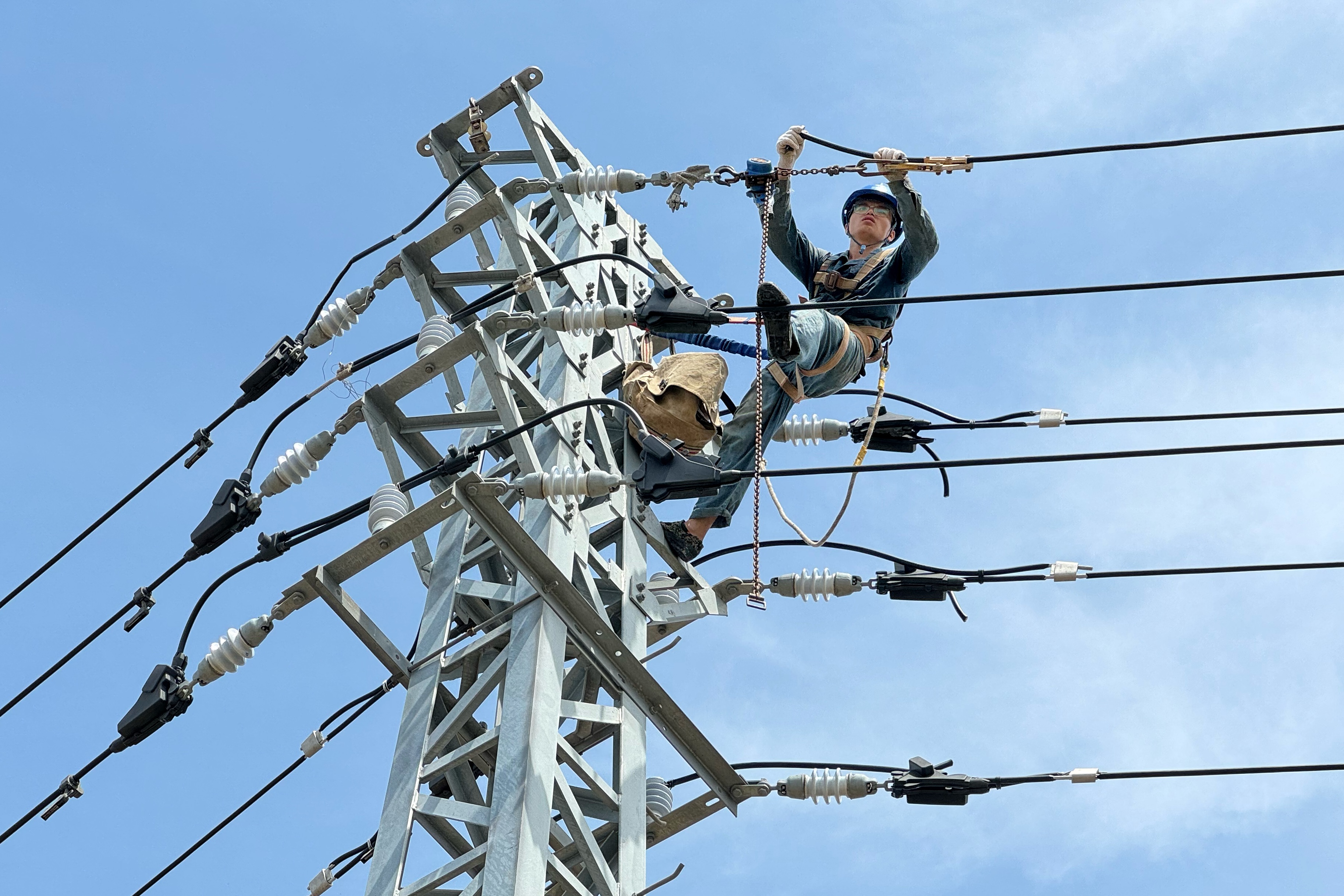 9月8日上午，文昌供電局搶修隊伍在抱羅鎮開展斷線搶修工作（周志旺 宋印官 攝）.jpg