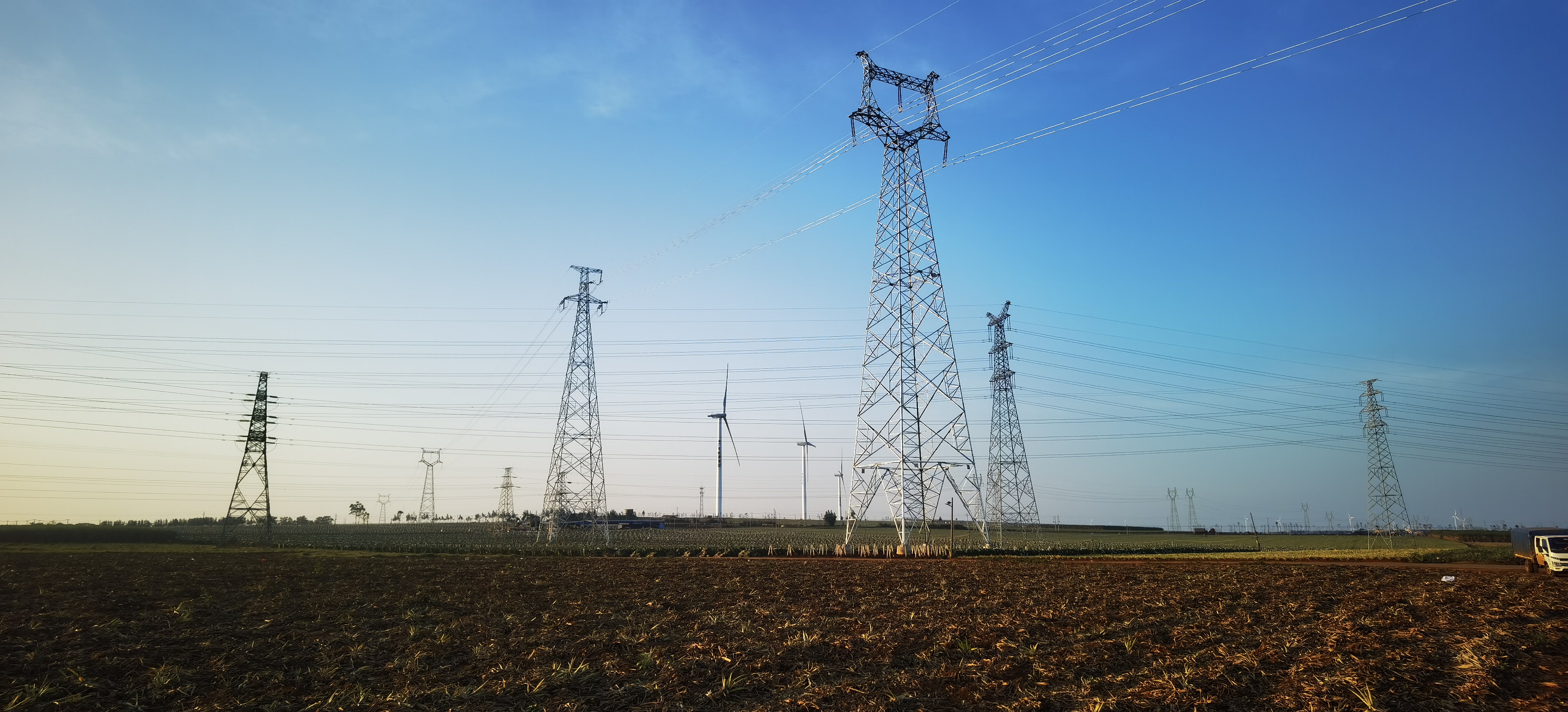 圖3:項(xiàng)目外送線路跨(穿)越多處220kV電力線路.jpg 圖3:項(xiàng)目外送線路跨(穿)越多處220kV電力線路.jpg