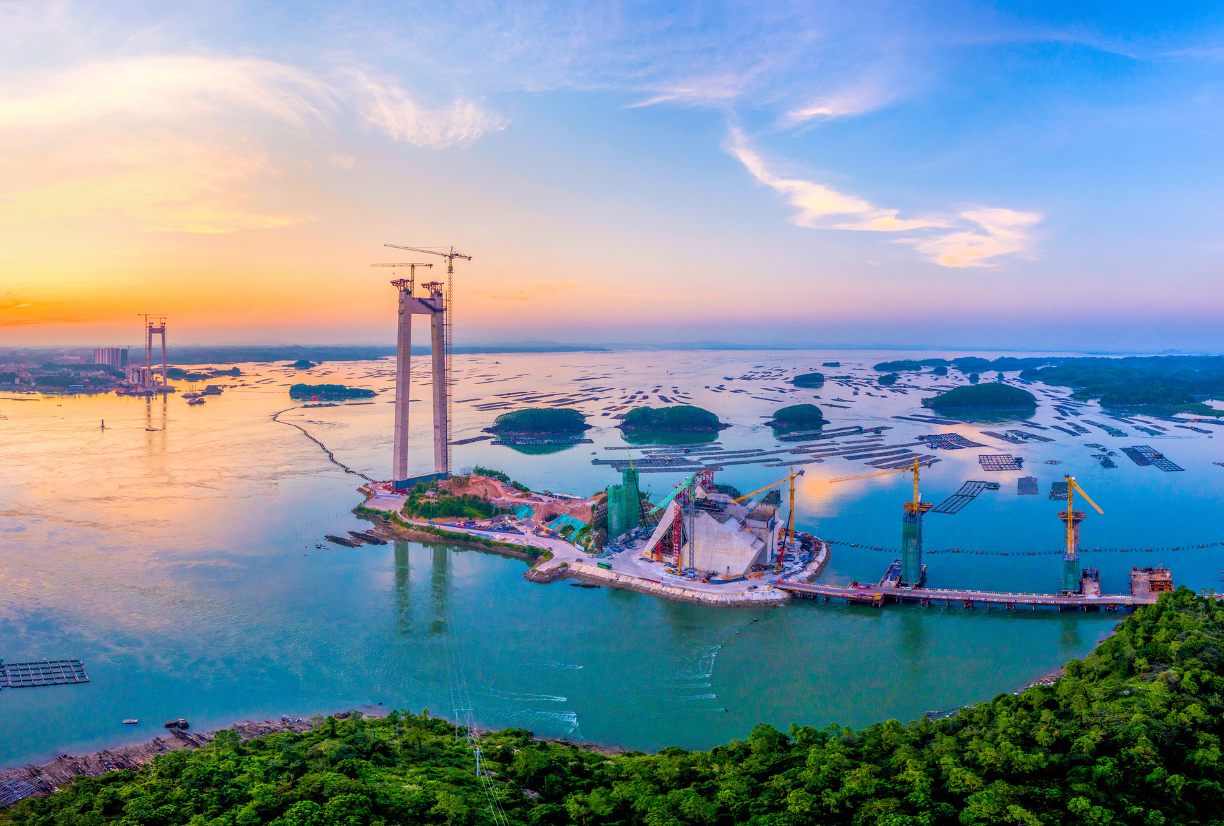 廣西最長跨海大橋——龍門大橋全面進入主纜架設(shè)階段.jpg