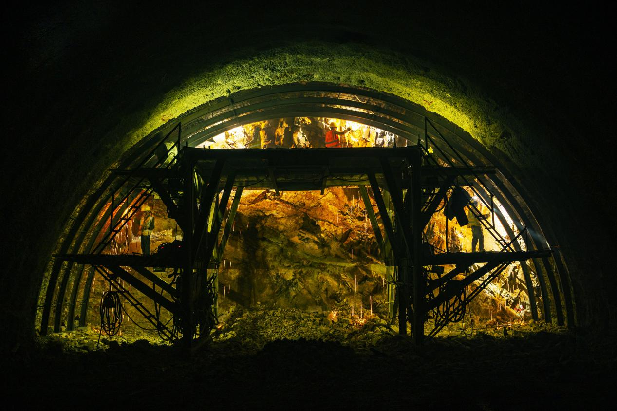 開挖中的荷花特長隧道.png 開挖中的荷花特長隧道.png