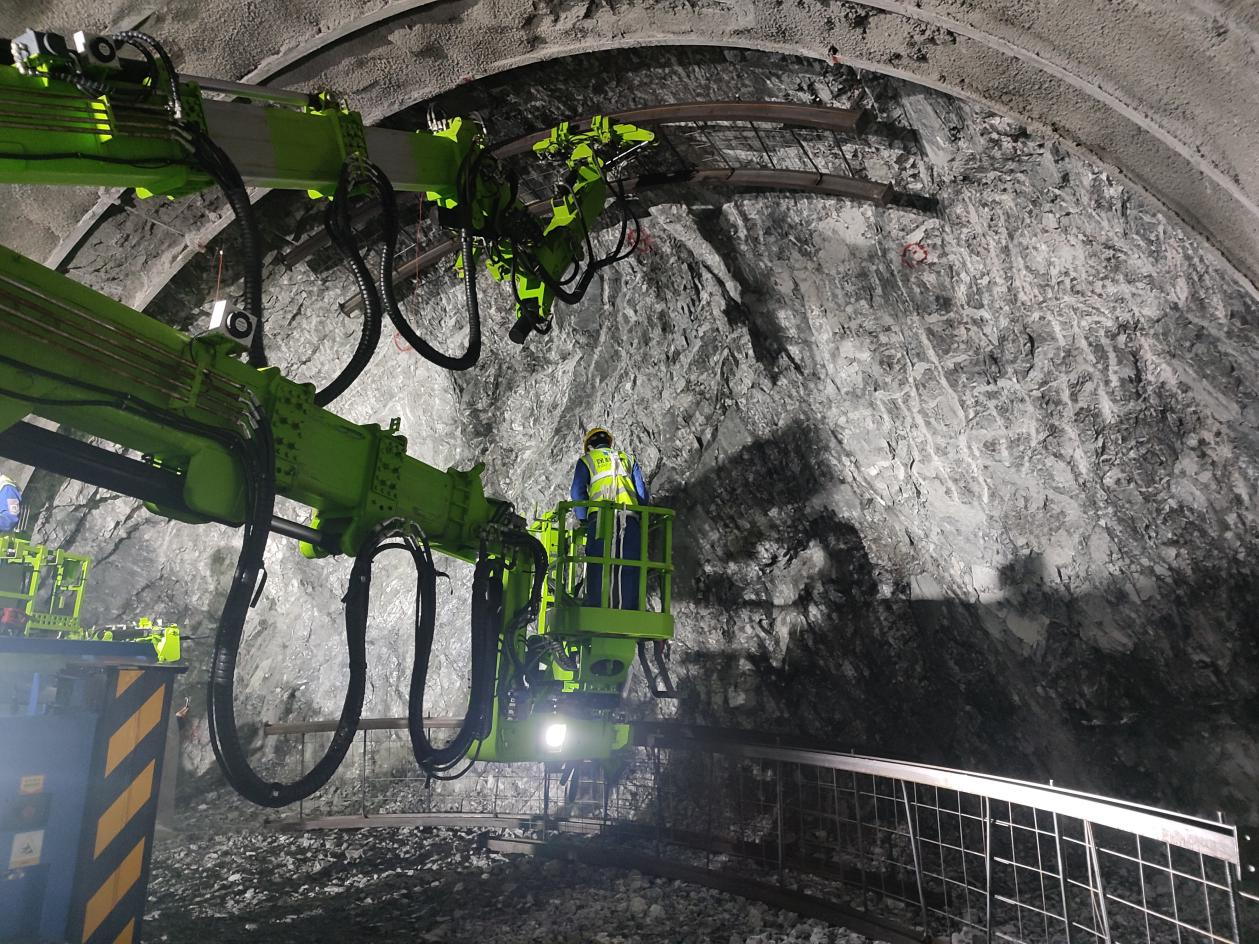 使用三臂拱架安裝機施工.png 使用三臂拱架安裝機施工.png