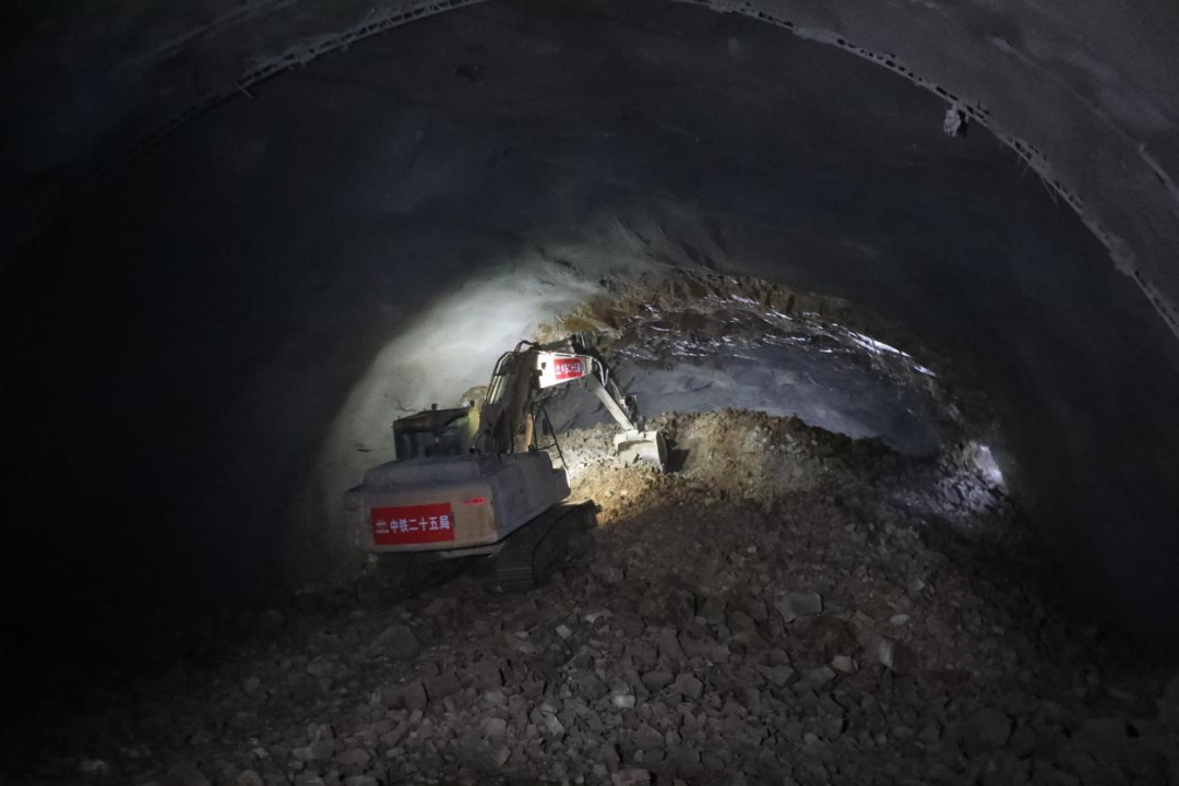 隧道掌子面貫通施工現場.png