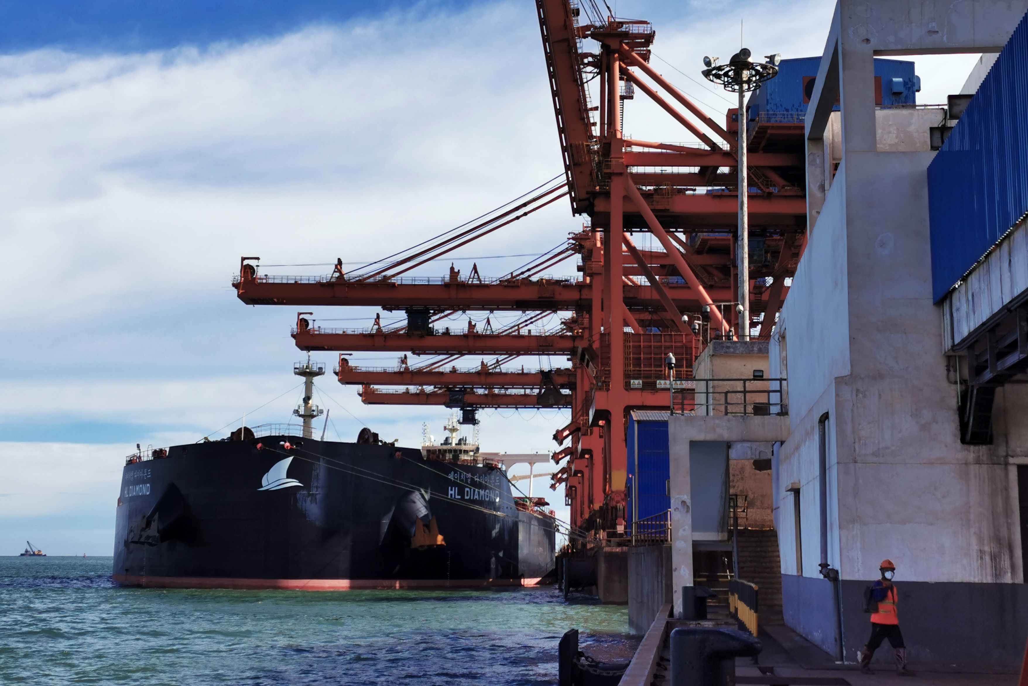 裝載著廣西供應鏈服務集團進口7.8萬噸鐵礦石的HL DIAMOND（鉆石號）貨輪，從巴西伊塔瓜伊碼頭出發，順利靠泊廣西防城港碼頭。.jpg