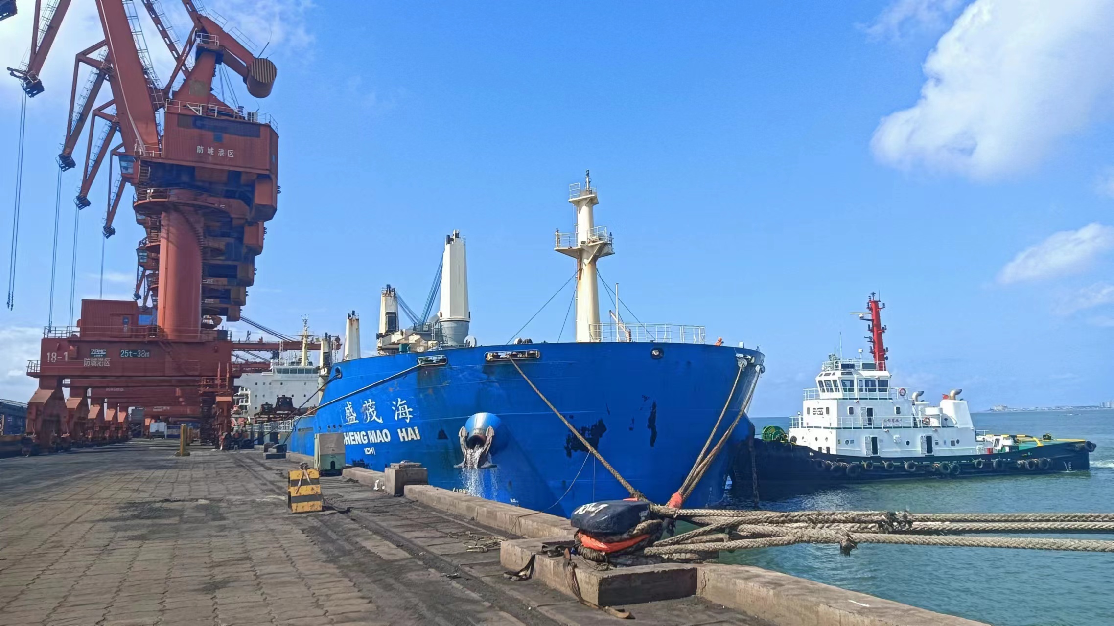 裝載著廣西供應鏈服務集團進口的9752噸銅精礦的“盛茂海”號散貨輪從秘魯馬塔拉尼港出發在防城港主港成功靠泊卸貨。.jpg