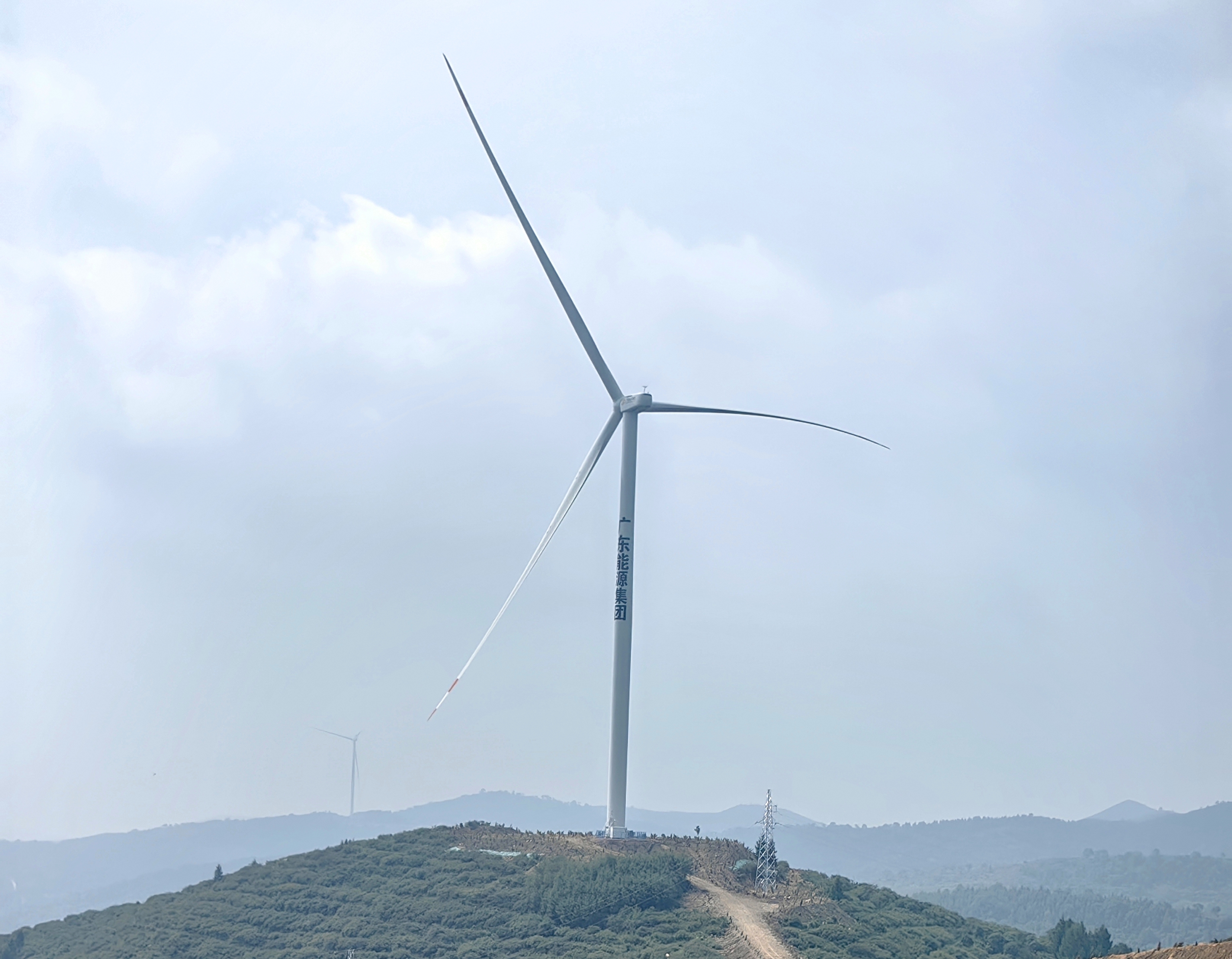 圖2:“大風(fēng)車(chē)”矗立山頂.jpg 圖2:“大風(fēng)車(chē)”矗立山頂.jpg