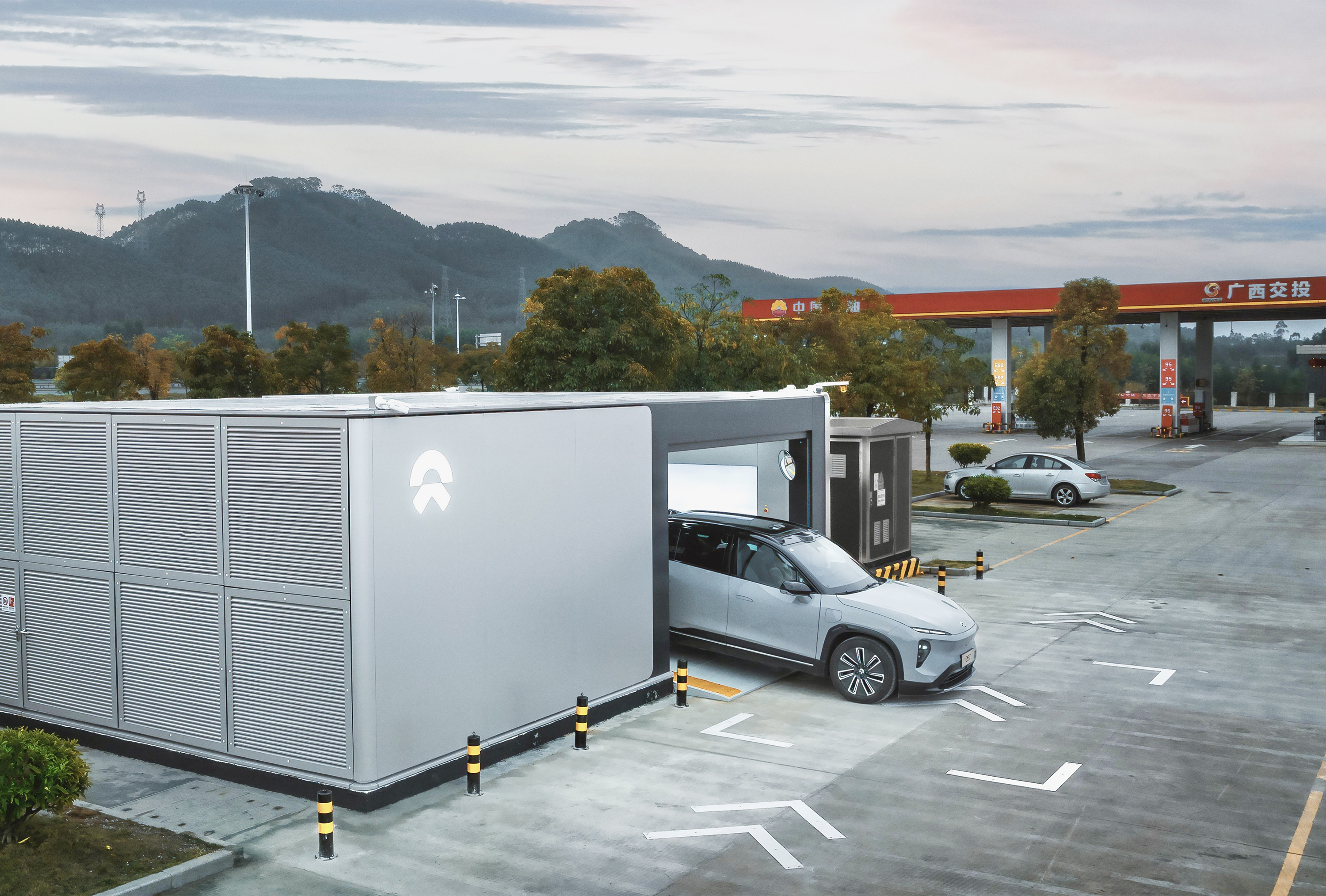 3.來(lái)賓服務(wù)區(qū)換電站。劉瀏 供圖.jpg