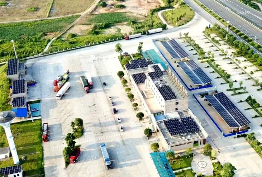 1.來(lái)賓服務(wù)區(qū)“光儲(chǔ)充”能源一體化項(xiàng)目。劉瀏 供圖.png