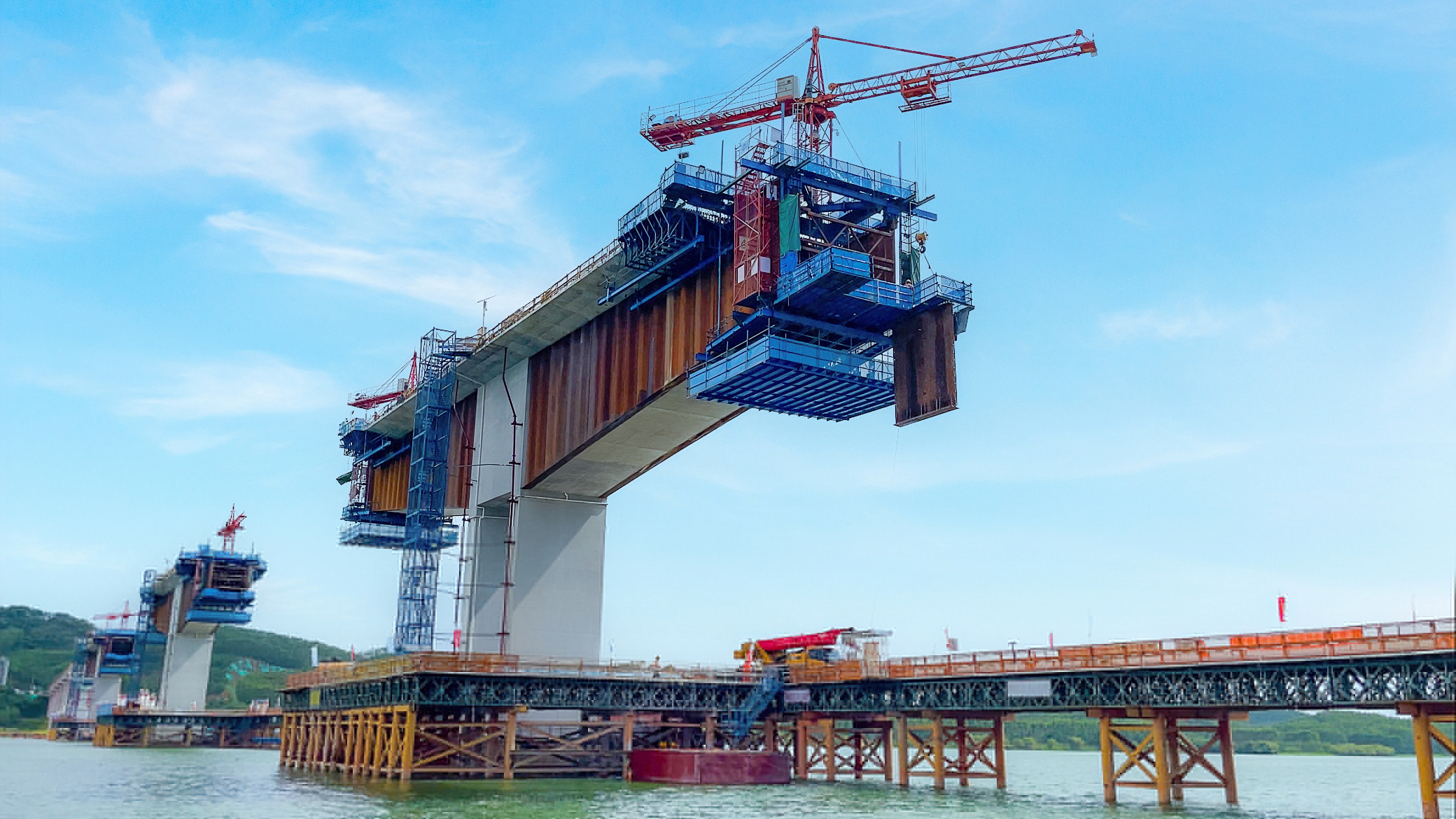 “雙限位限重智能吊機(jī)+輕型掛籃”異部施工實(shí)際應(yīng)用.jpg “雙限位限重智能吊機(jī)+輕型掛籃”異部施工實(shí)際應(yīng)用.jpg