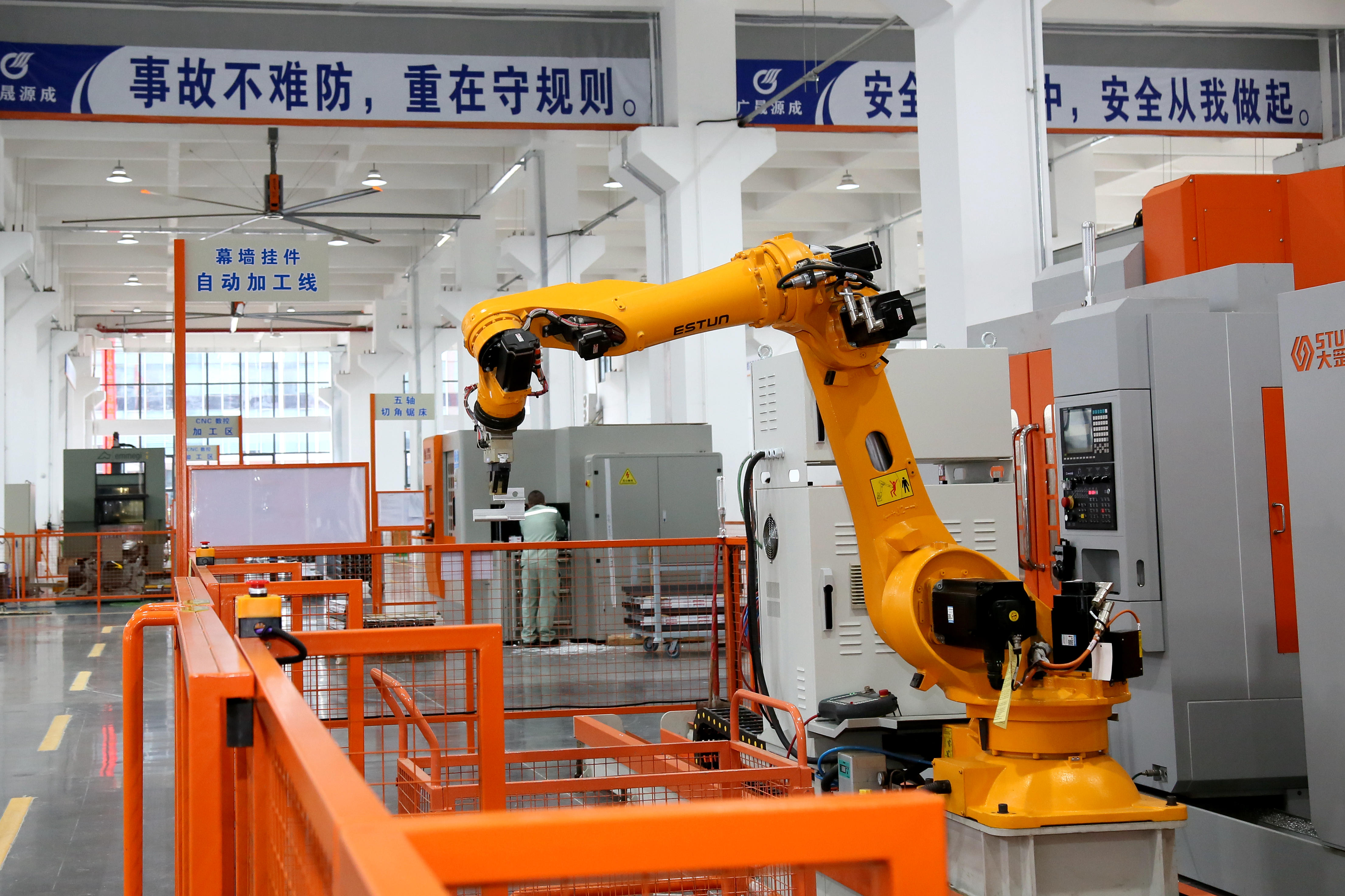 廣晟源成產業園智能加工機器人.JPG 廣晟源成產業園智能加工機器人.JPG