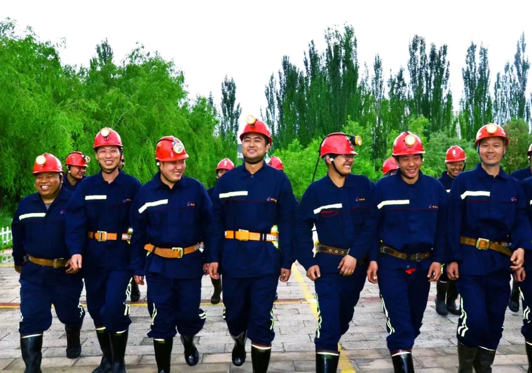 徐礦集團(tuán)天山礦業(yè)公司意氣奮發(fā)的職工隊(duì)伍.jpg 徐礦集團(tuán)天山礦業(yè)公司意氣奮發(fā)的職工隊(duì)伍.jpg