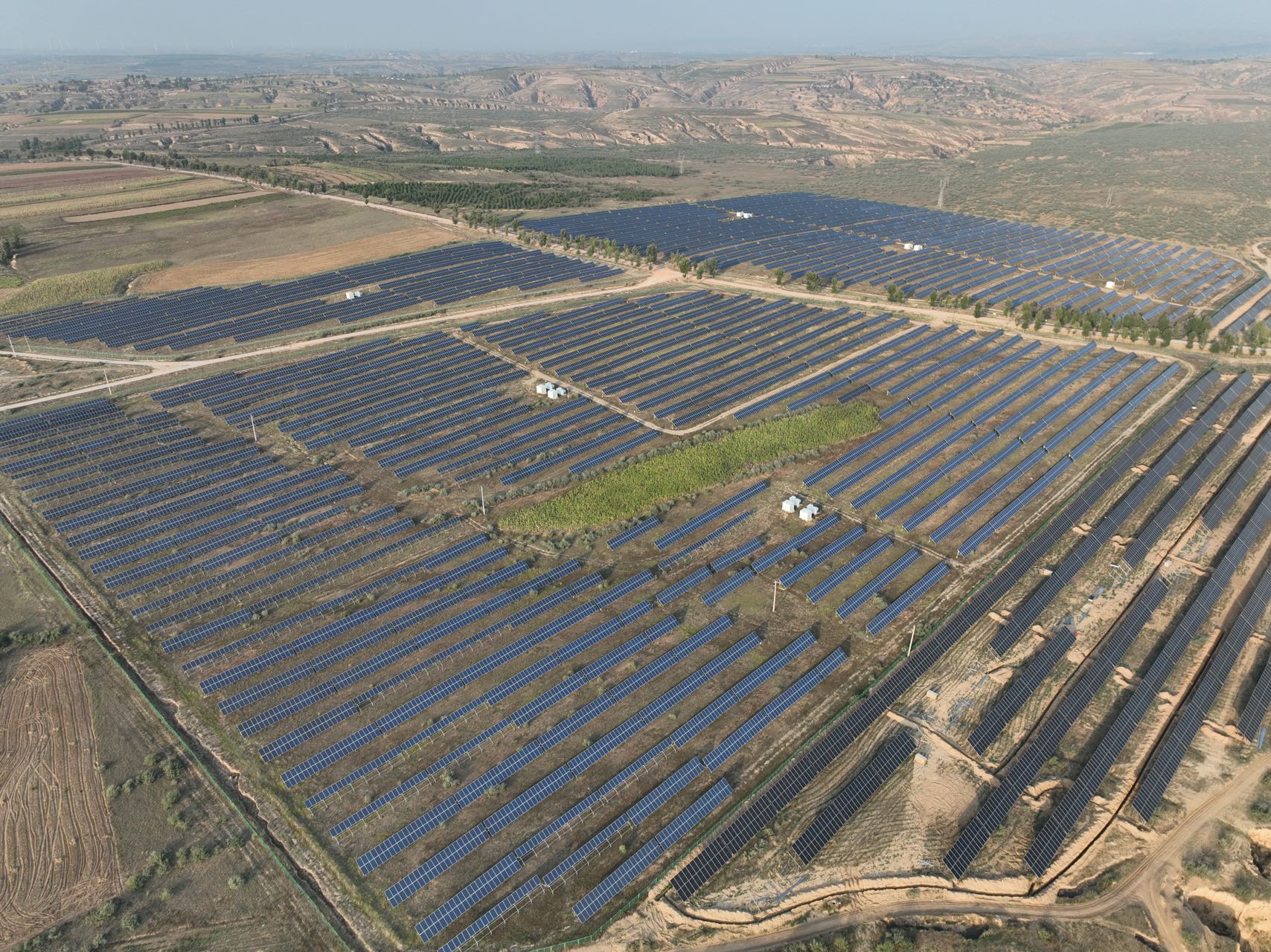 圖3:清水河光伏項(xiàng)目光伏場區(qū).JPG 圖3:清水河光伏項(xiàng)目光伏場區(qū).JPG