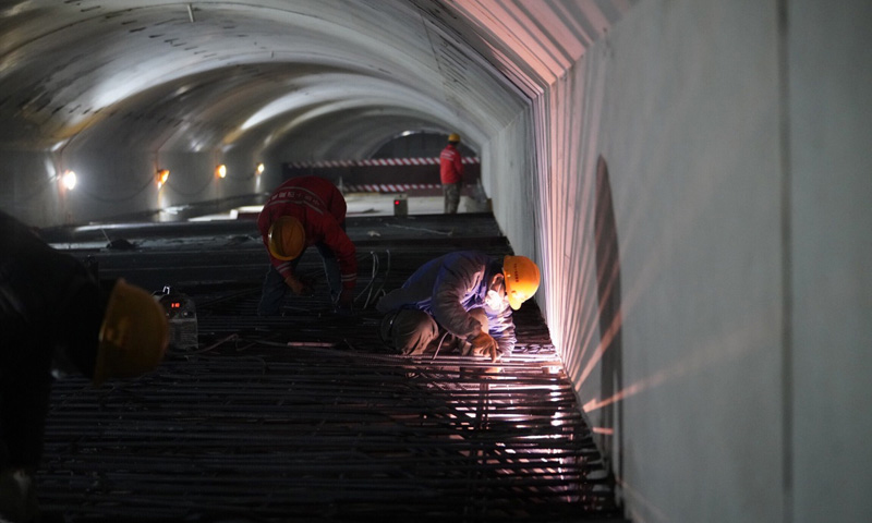 位于北京市延慶區海坨山下的冬奧會綜合管廊項目全長7.5公里，除了將佛峪口水庫的水源引入延慶賽區，滿足冬奧會賽場的用水需求外，也是賽區電力保障、通訊和賽事直播的綜合輸送管廊。圖為12月28日，中國鐵建十四局的工人在位于北京延慶的隧道內施工。（新華社記者 邢廣利 攝）