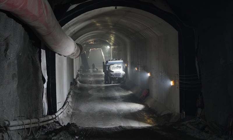 圖為12月28日，中國鐵建十四局的工人在位于北京延慶的隧道內施工。（新華社記者 邢廣利 攝）