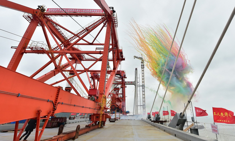 平潭海峽公鐵兩用大橋由中鐵大橋院設(shè)計(jì)、中鐵大橋局承建，全長(zhǎng)16.34公里，共設(shè)有元洪航道、鼓嶼門水道和大小練島水道等三座雙塔斜拉主航道橋。圖為平潭海峽公鐵兩用大橋大小練島水道橋鋼桁梁合龍儀式。（新華社記者 林善傳 攝）