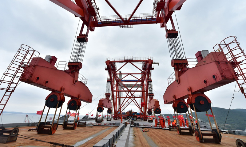 平潭海峽公鐵兩用大橋是新建福州至平潭鐵路、長(zhǎng)樂至平潭高速公路的關(guān)鍵性控制工程。圖為12月28日，平潭海峽公鐵兩用大橋大小練島水道橋上的兩臺(tái)架梁吊機(jī)在作業(yè)中。（新華社記者 林善傳 攝）