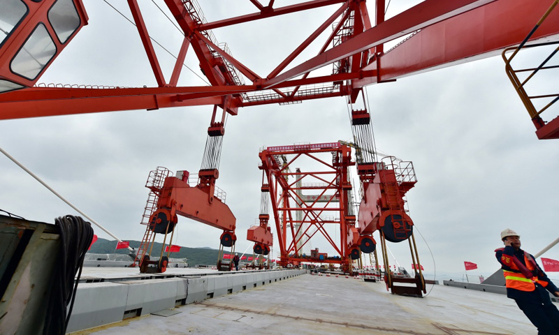 平潭海峽公鐵兩用大橋是新建福州至平潭鐵路、長(zhǎng)樂至平潭高速公路的關(guān)鍵性控制工程。圖為12月28日，平潭海峽公鐵兩用大橋大小練島水道橋上的兩臺(tái)架梁吊機(jī)在作業(yè)中。（新華社記者 林善傳 攝）